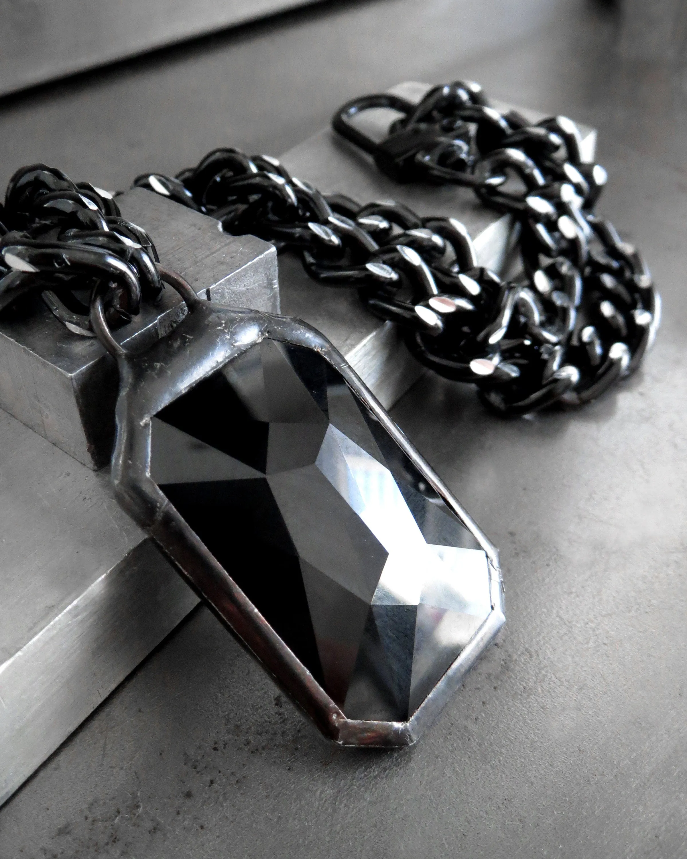 CARBON - Two-Sided Crystal Statement Necklace - Metallic Dark Silver   Black Crystal