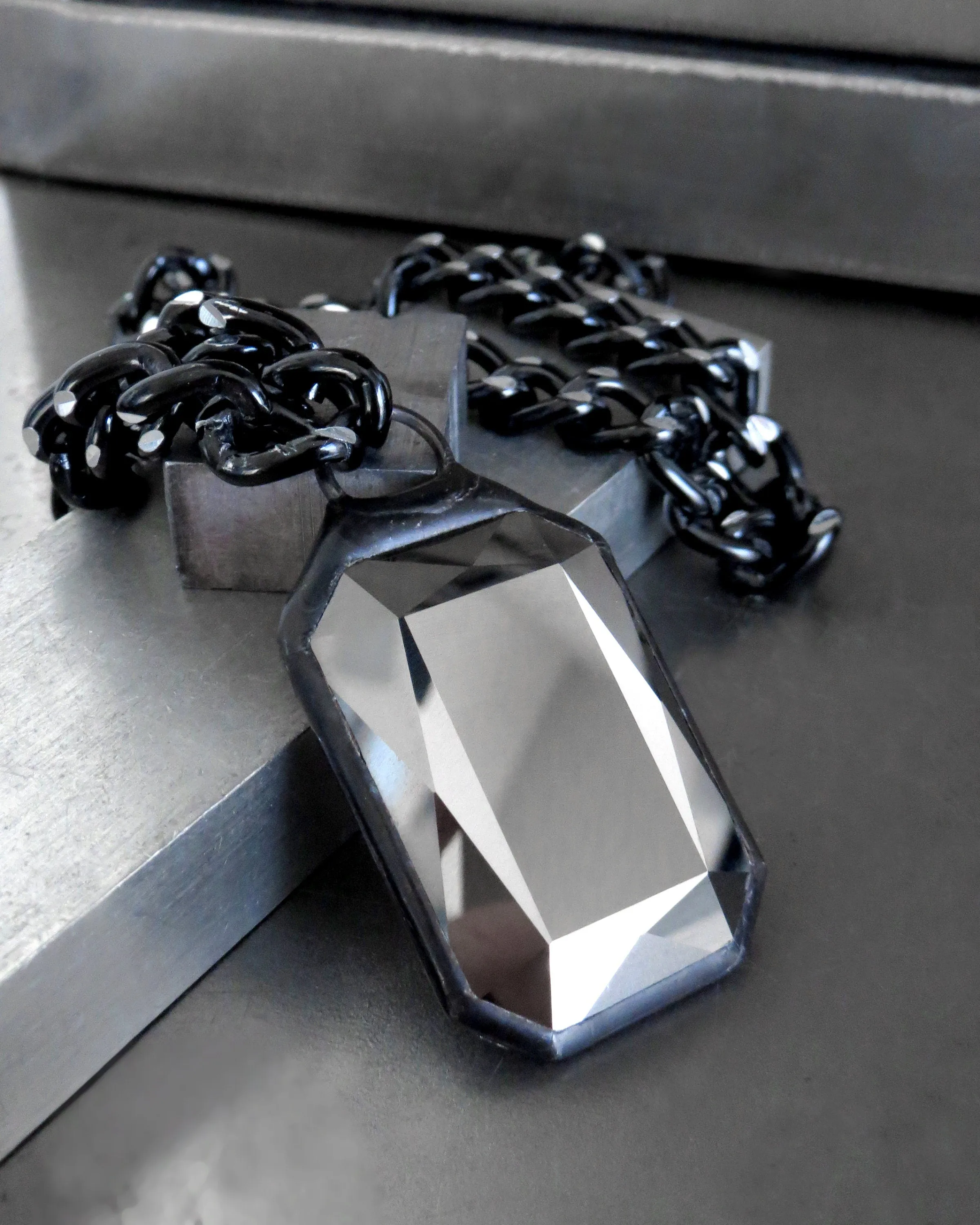 CARBON - Two-Sided Crystal Statement Necklace - Metallic Dark Silver   Black Crystal