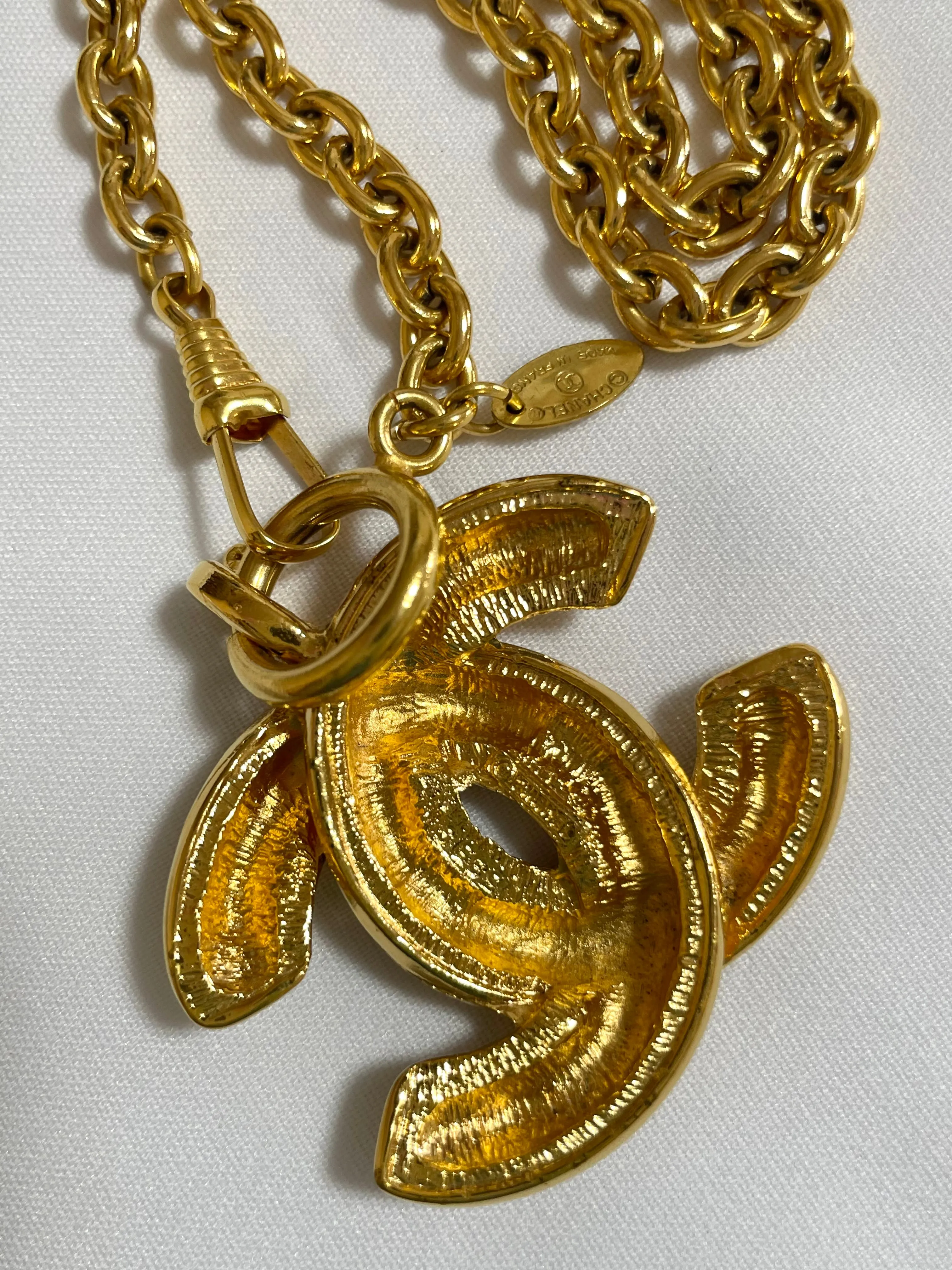 MINT. Vintage CHANEL classic chain necklace with matelasse CC mark pendant top. Gorgeous masterpiece jewelry.  0408249