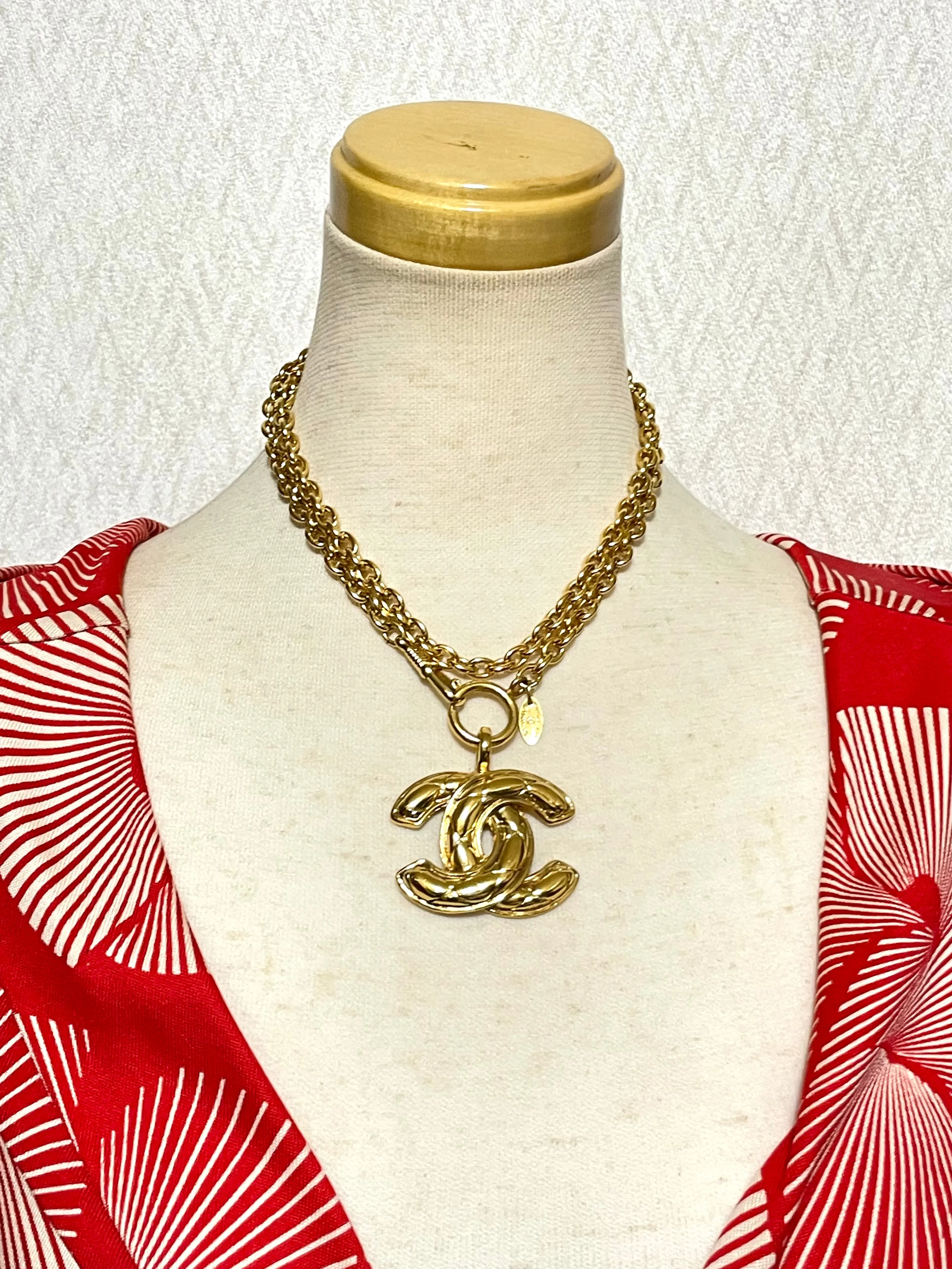 MINT. Vintage CHANEL classic chain necklace with matelasse CC mark pendant top. Gorgeous masterpiece jewelry.  0408249