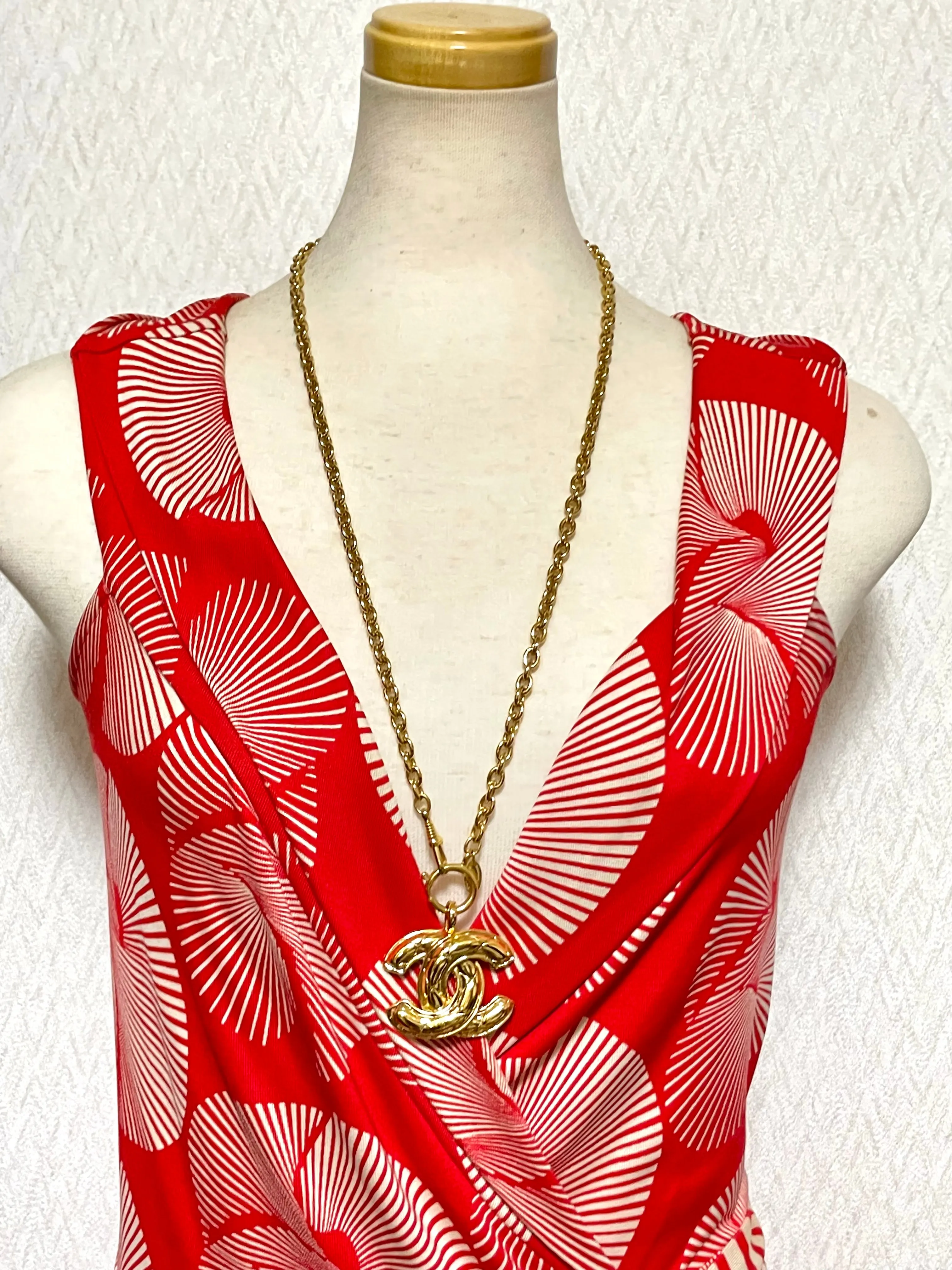 MINT. Vintage CHANEL classic chain necklace with matelasse CC mark pendant top. Gorgeous masterpiece jewelry.  0408249