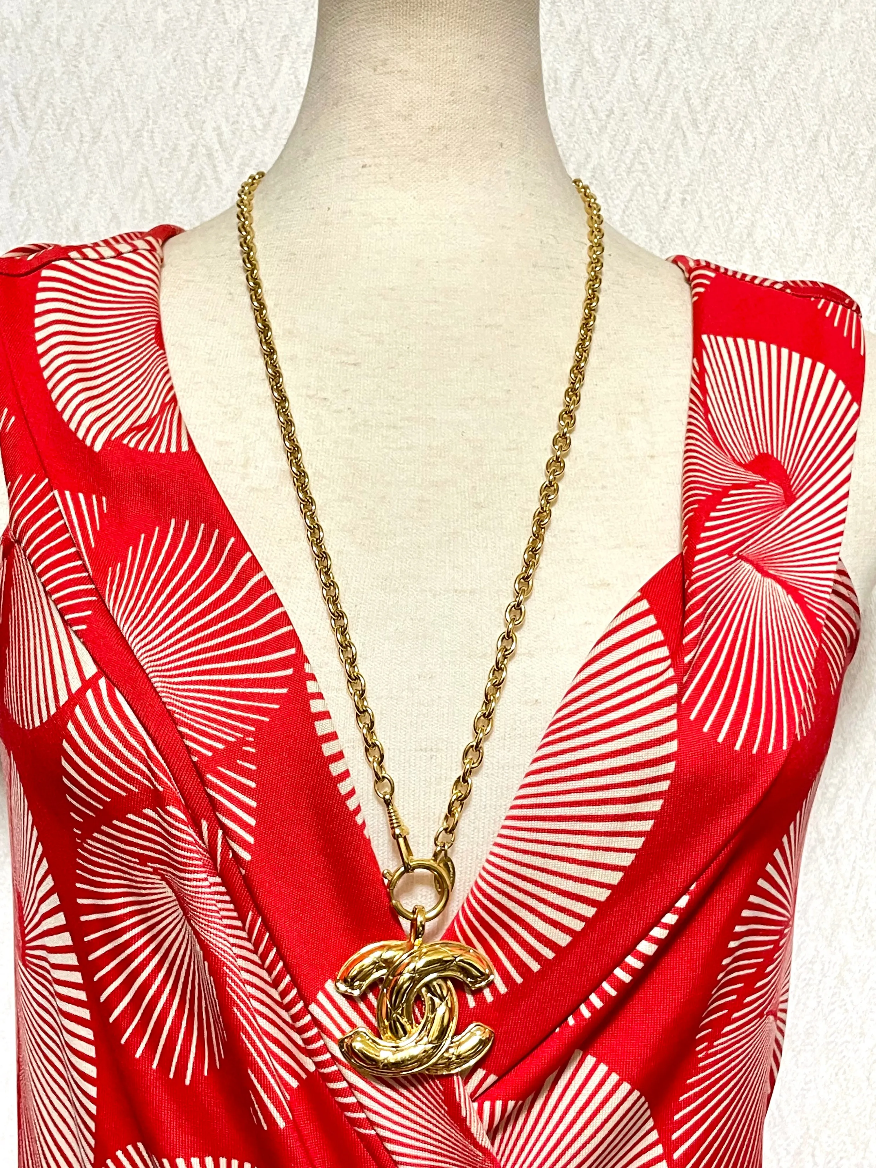 MINT. Vintage CHANEL classic chain necklace with matelasse CC mark pendant top. Gorgeous masterpiece jewelry.  0408249