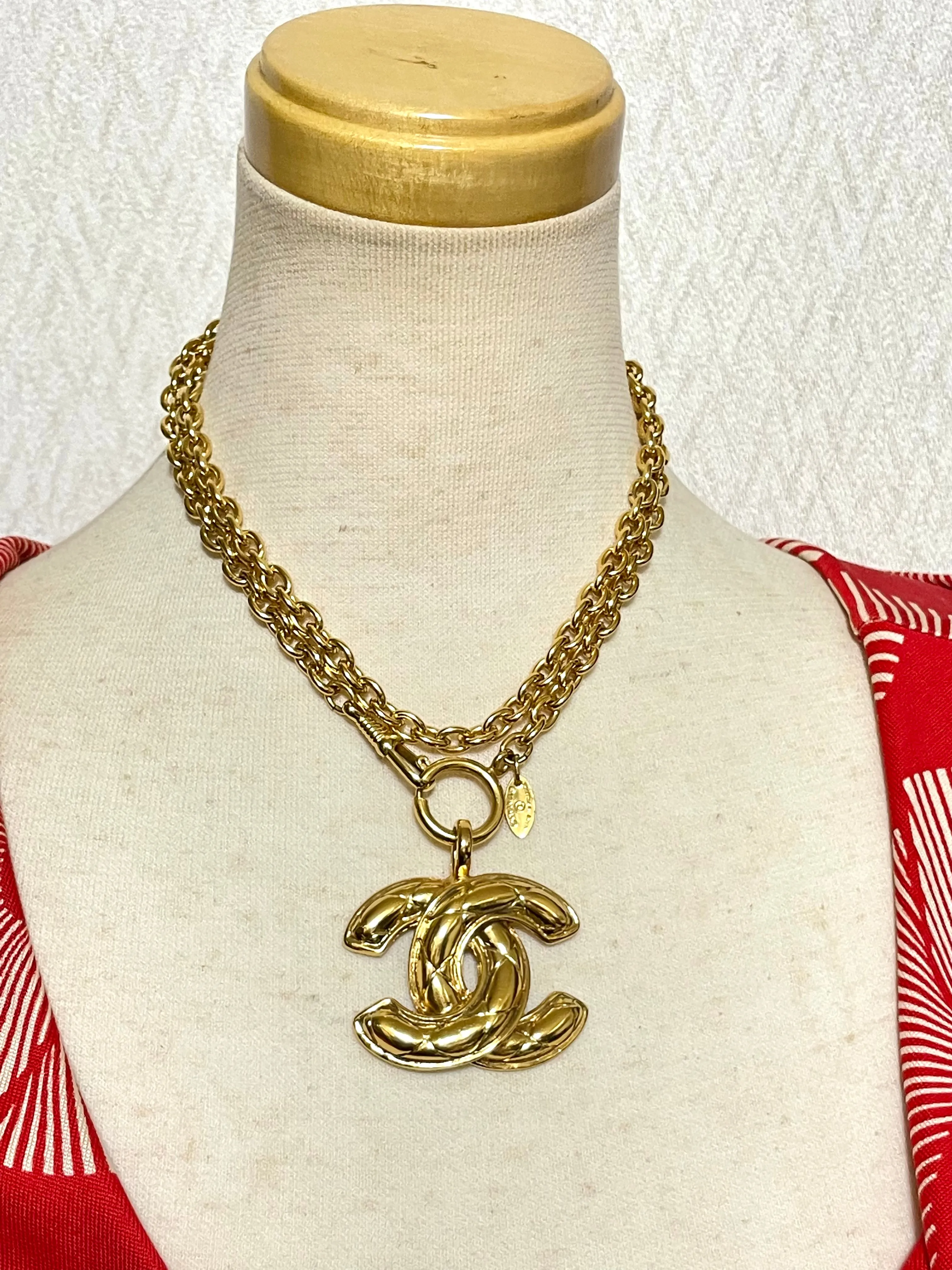 MINT. Vintage CHANEL classic chain necklace with matelasse CC mark pendant top. Gorgeous masterpiece jewelry.  0408249