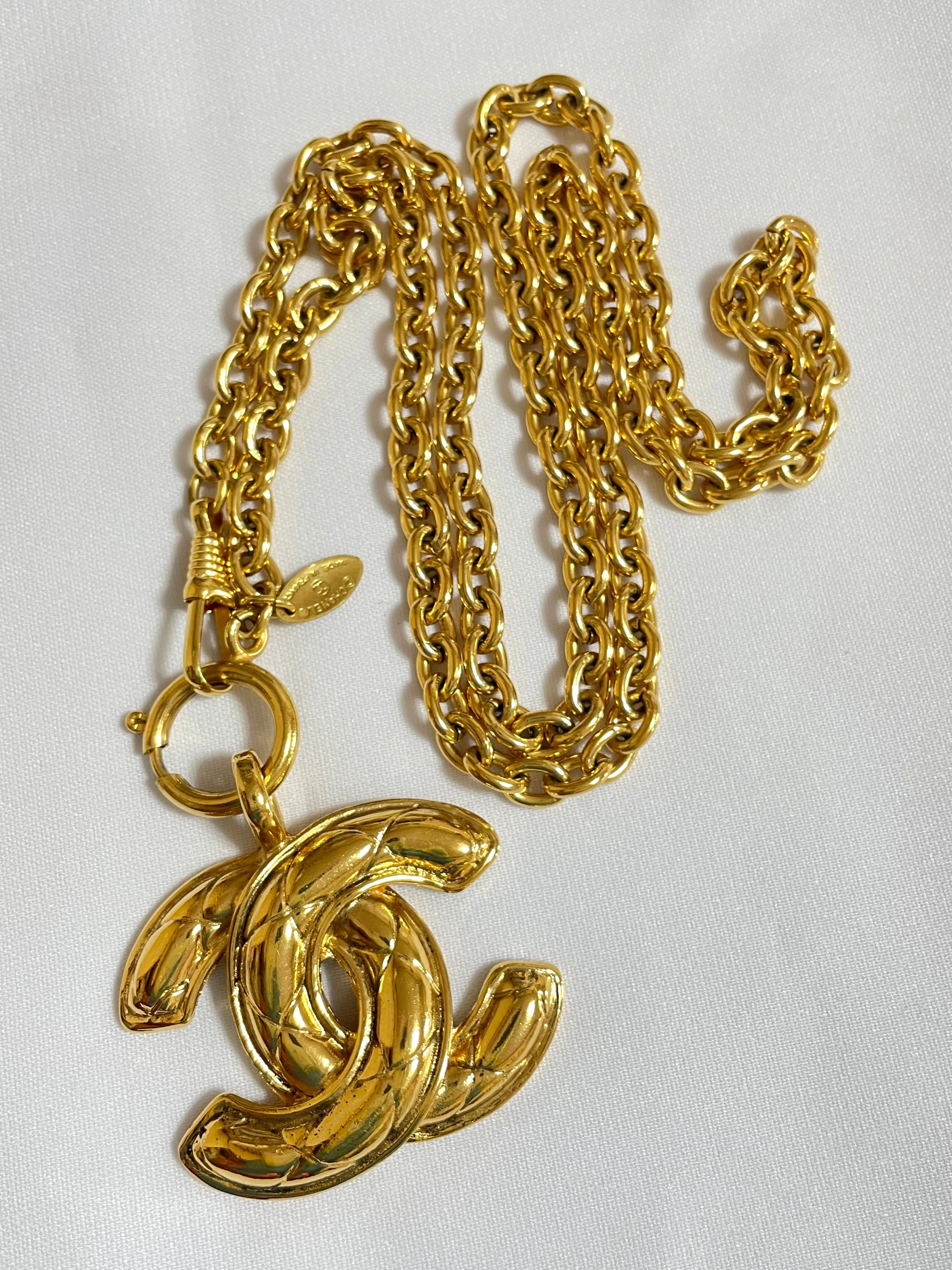 MINT. Vintage CHANEL classic chain necklace with matelasse CC mark pendant top. Gorgeous masterpiece jewelry.  0408249