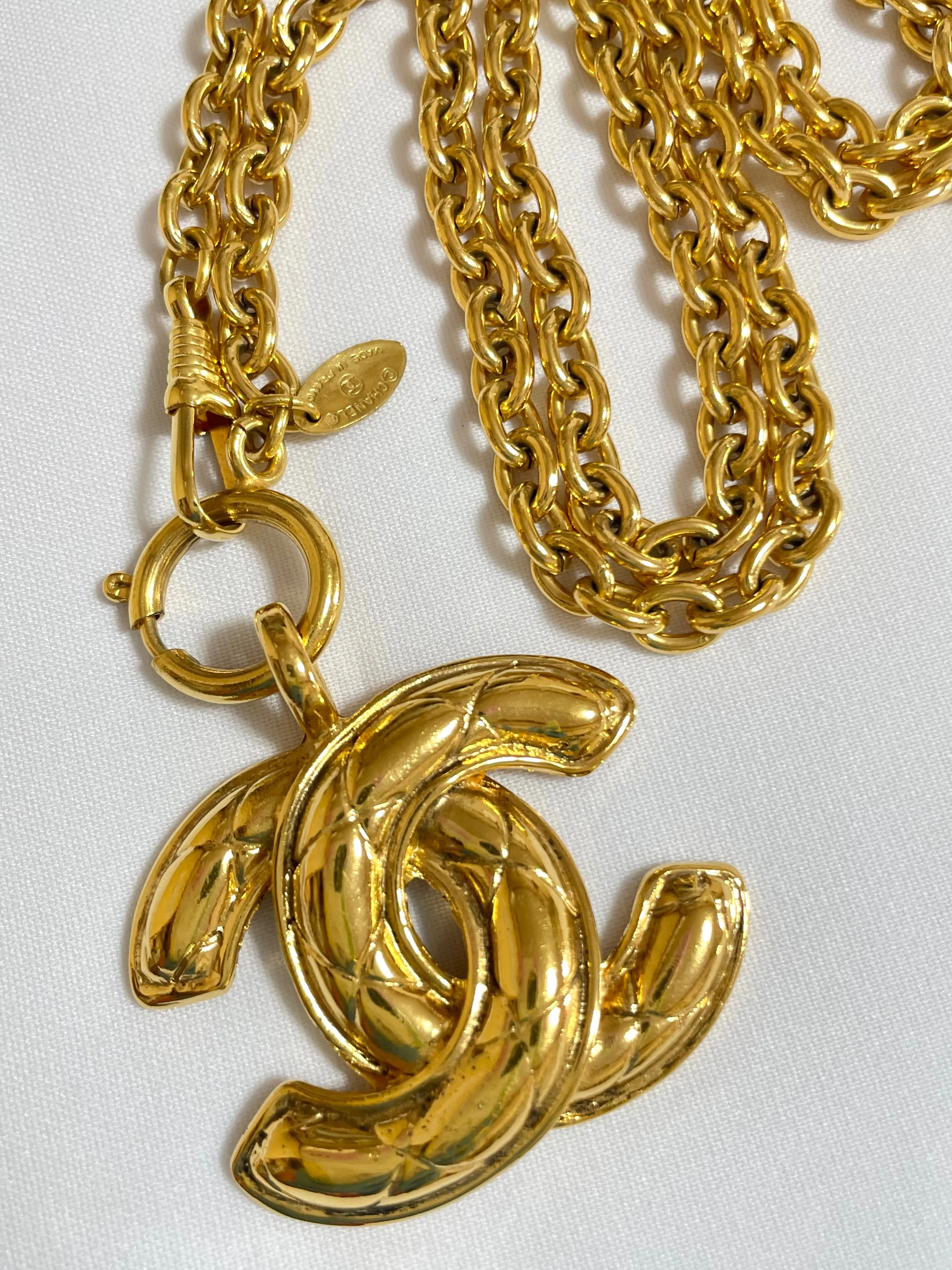 MINT. Vintage CHANEL classic chain necklace with matelasse CC mark pendant top. Gorgeous masterpiece jewelry.  0408249