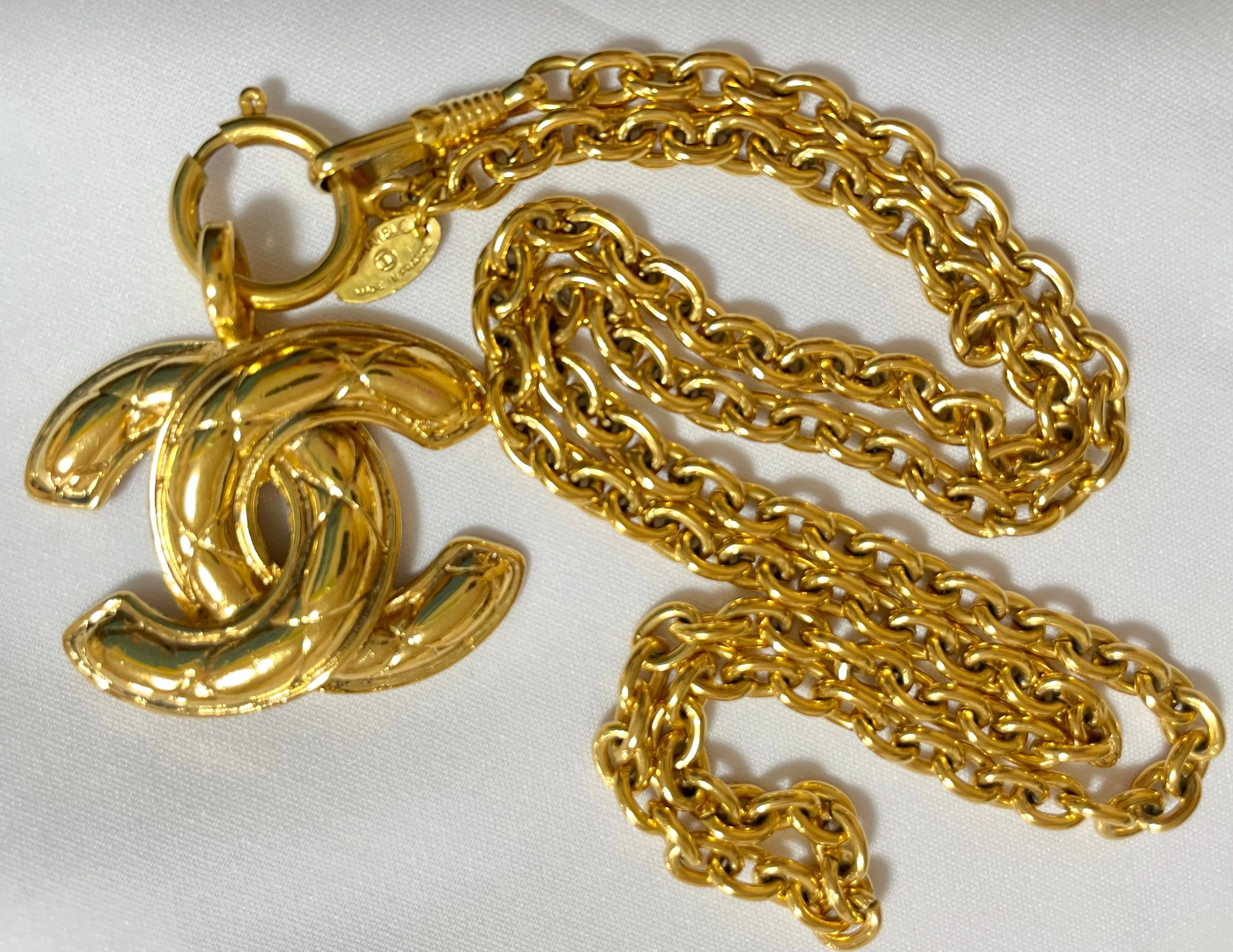 MINT. Vintage CHANEL classic chain necklace with matelasse CC mark pendant top. Gorgeous masterpiece jewelry.  0408249