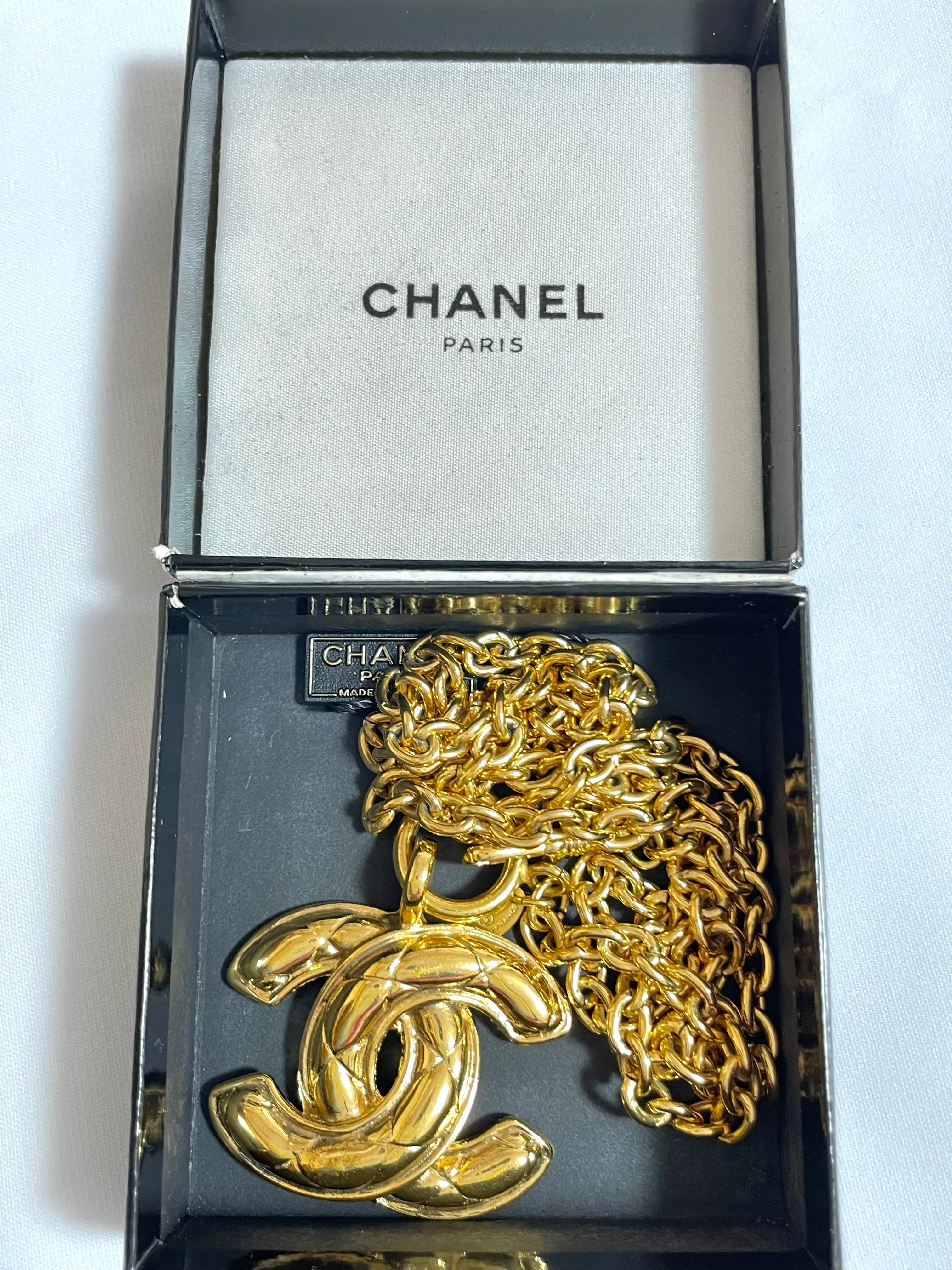 MINT. Vintage CHANEL classic chain necklace with matelasse CC mark pendant top. Gorgeous masterpiece jewelry.  0408249