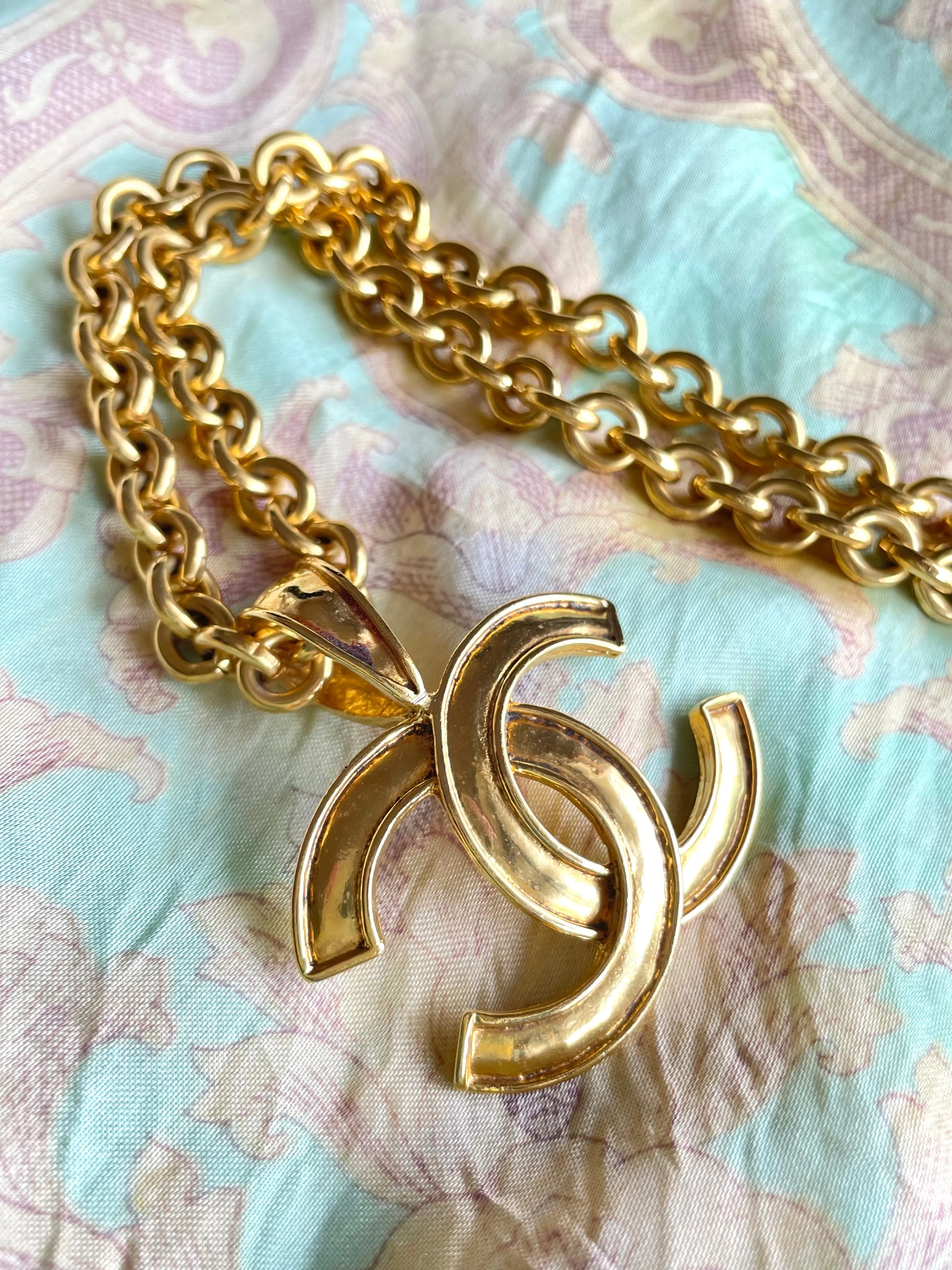 MINT. Vintage CHANEL golden chain necklace with large CC mark logo pendant top. Gorgeous jewelry. Best gift idea. 0409291