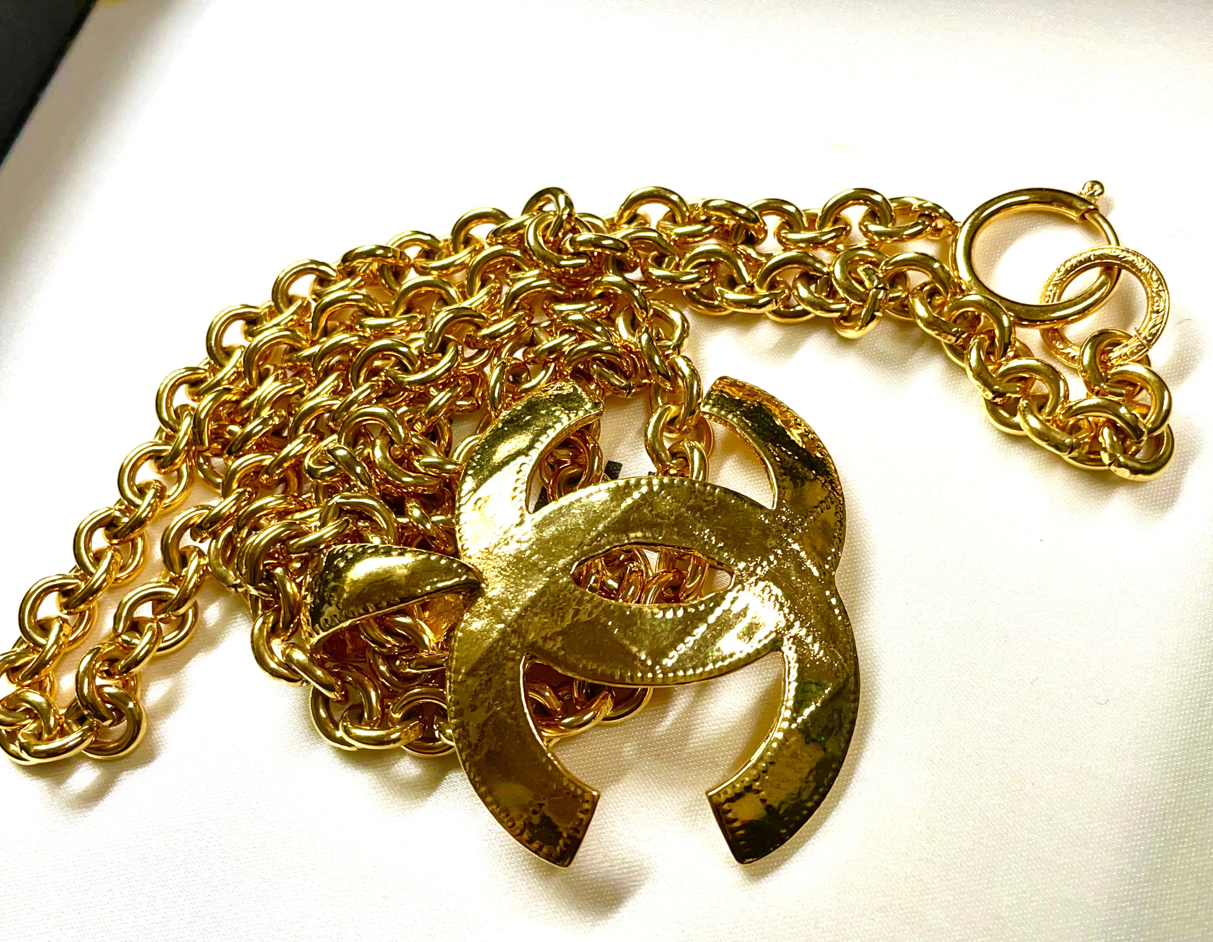 MINT. Vintage CHANEL necklace with a large CC mark pendant top. Gorgeous masterpiece jewelry. 050211rk1