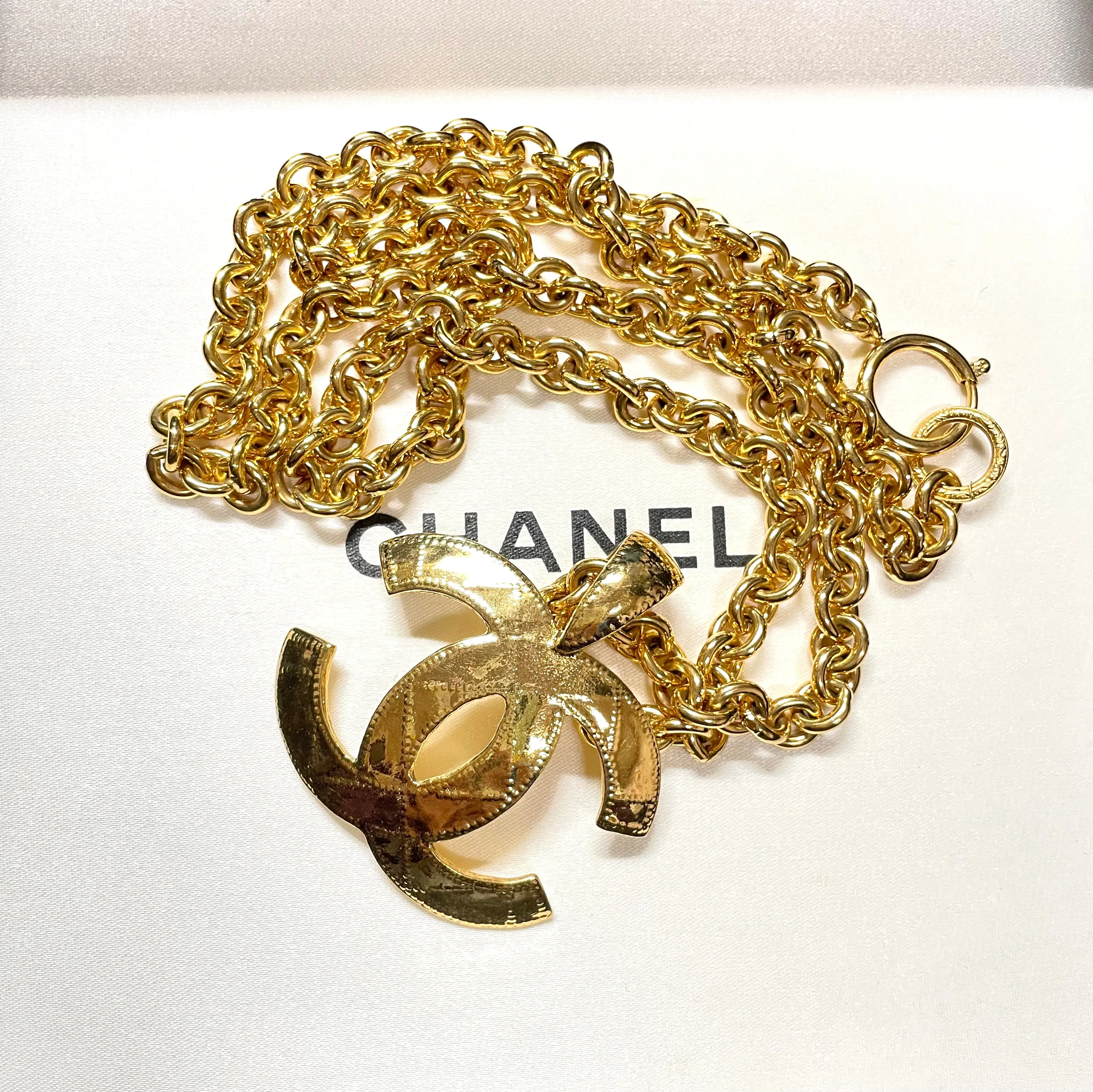 MINT. Vintage CHANEL necklace with a large CC mark pendant top. Gorgeous masterpiece jewelry. 050211rk1
