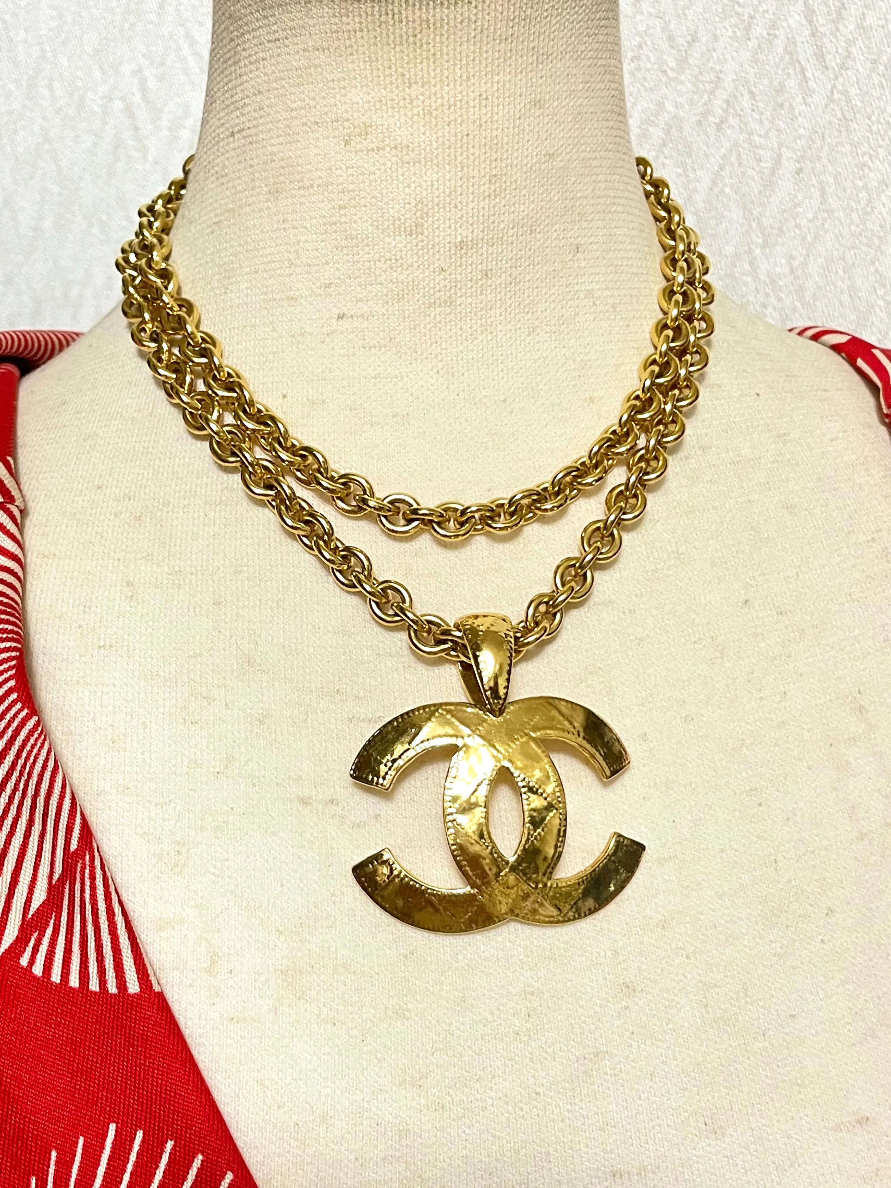 MINT. Vintage CHANEL necklace with a large CC mark pendant top. Gorgeous masterpiece jewelry. 050211rk1