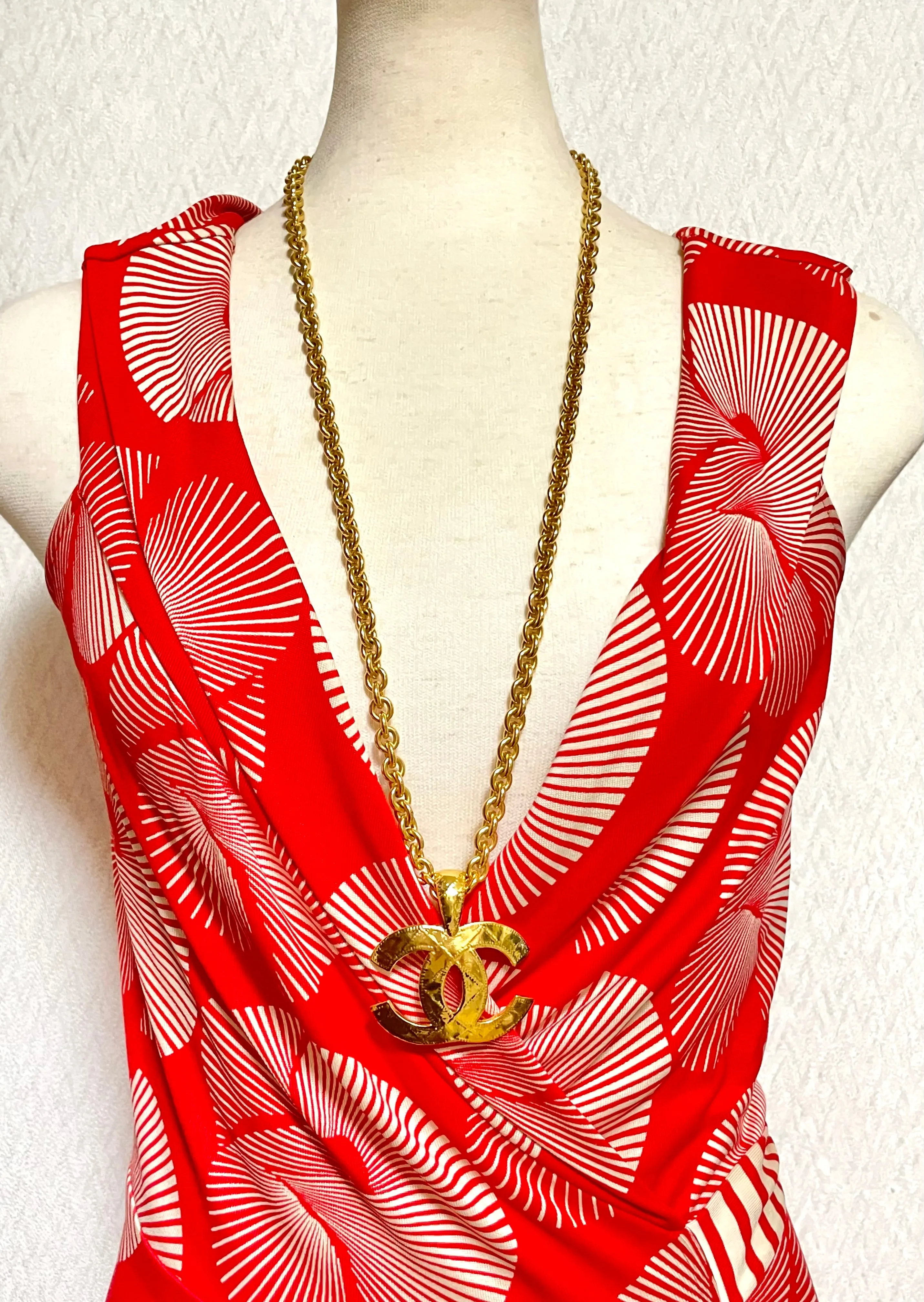 MINT. Vintage CHANEL necklace with a large CC mark pendant top. Gorgeous masterpiece jewelry. 050211rk1
