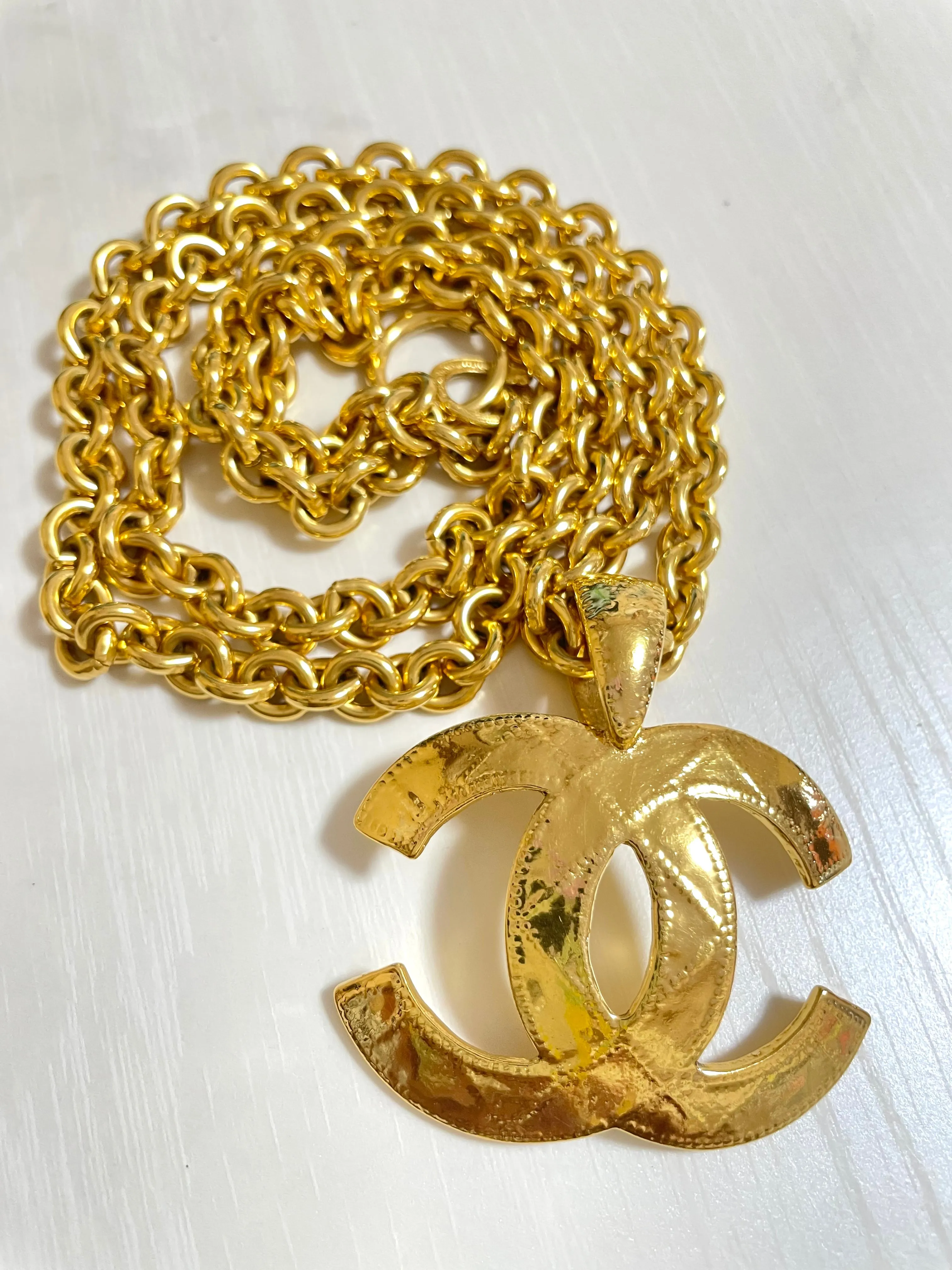 MINT. Vintage CHANEL necklace with a large CC mark pendant top. Gorgeous masterpiece jewelry. 050211rk1