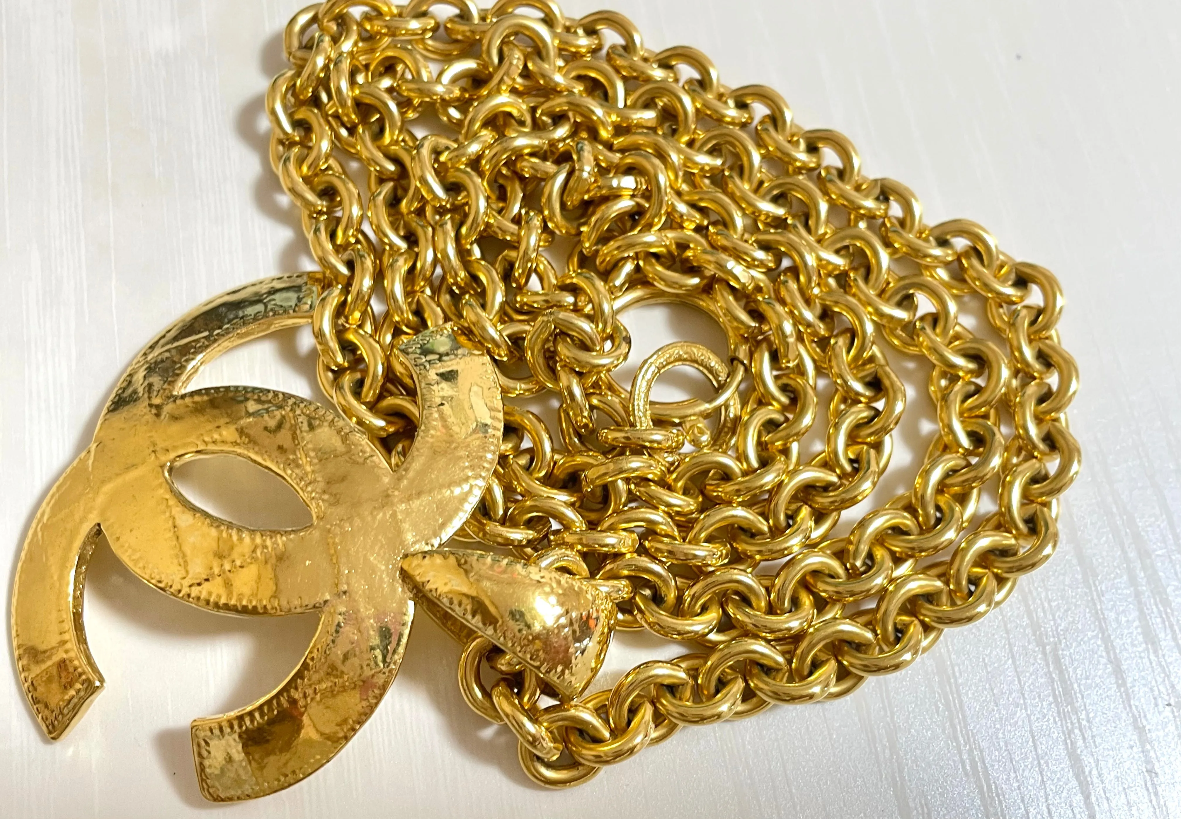 MINT. Vintage CHANEL necklace with a large CC mark pendant top. Gorgeous masterpiece jewelry. 050211rk1