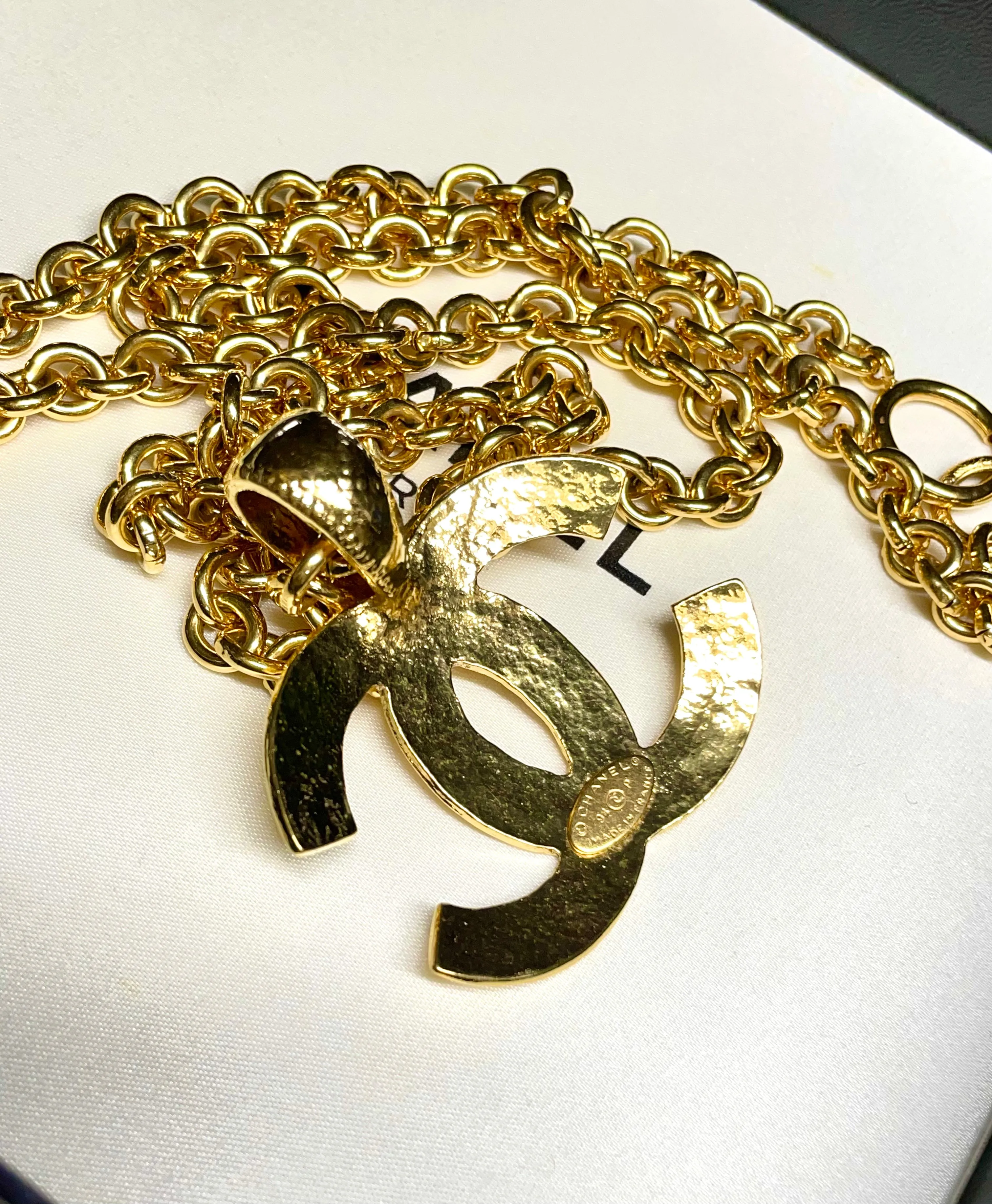 MINT. Vintage CHANEL necklace with a large CC mark pendant top. Gorgeous masterpiece jewelry. 050211rk1