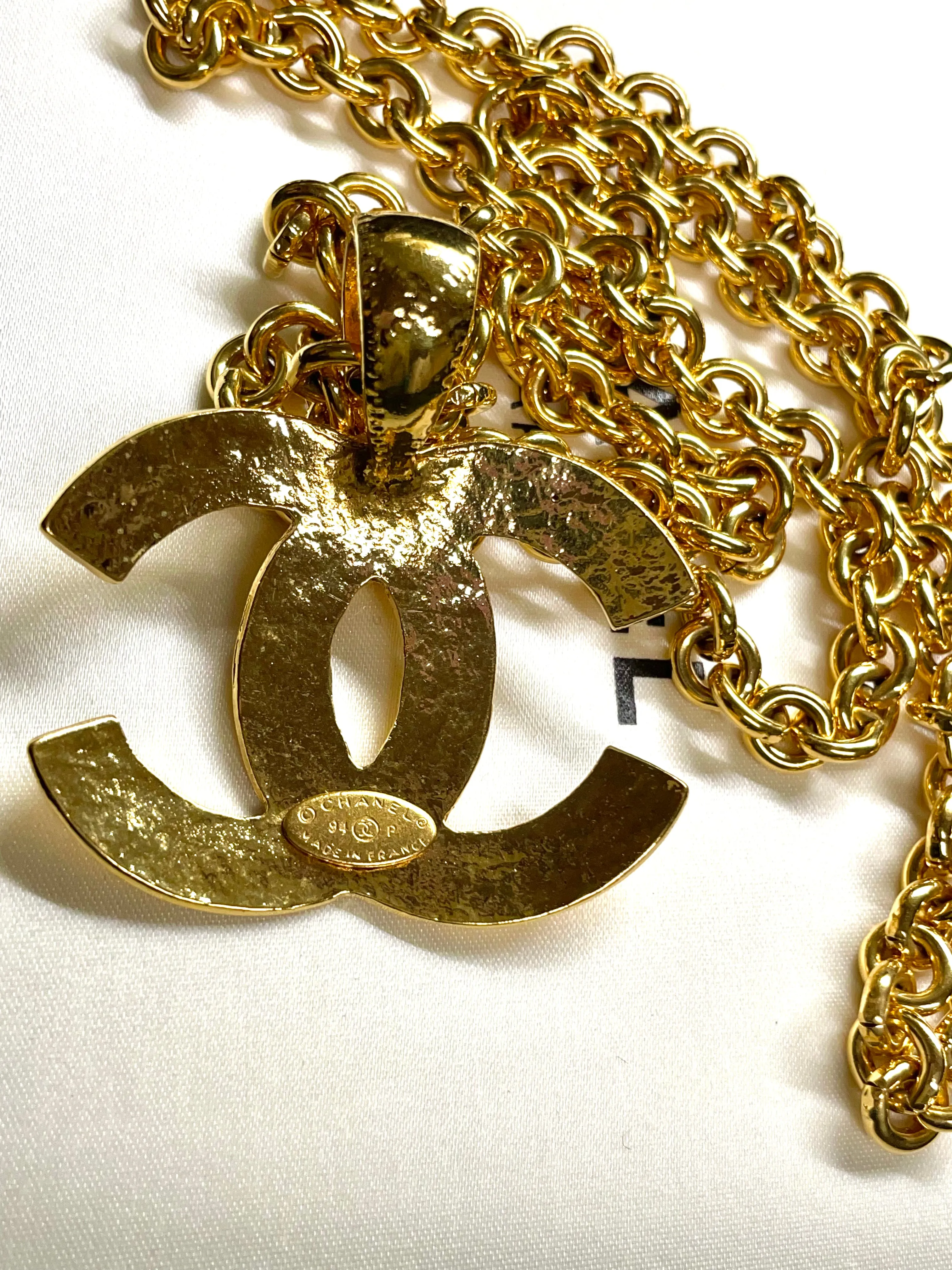 MINT. Vintage CHANEL necklace with a large CC mark pendant top. Gorgeous masterpiece jewelry. 050211rk1