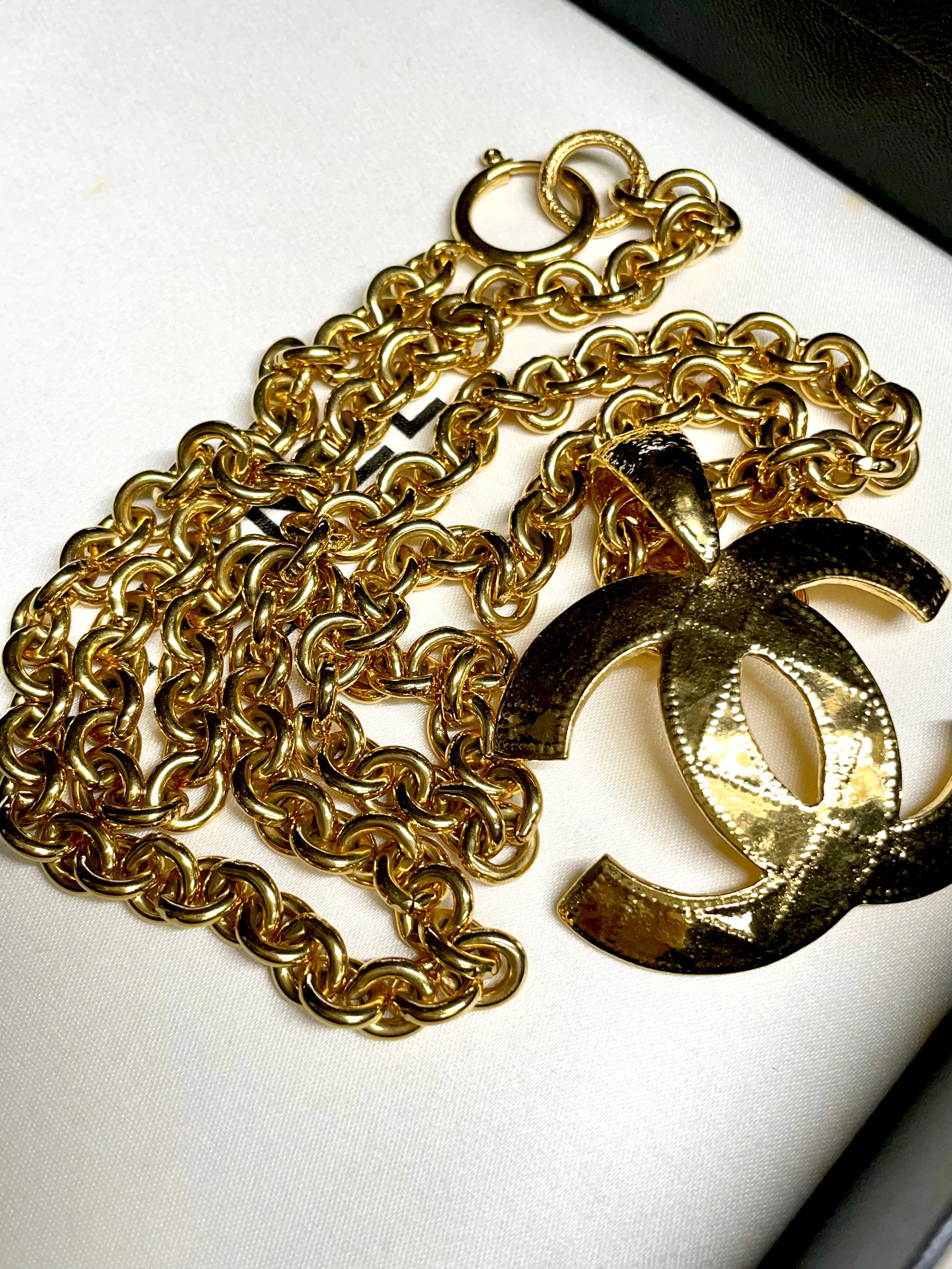 MINT. Vintage CHANEL necklace with a large CC mark pendant top. Gorgeous masterpiece jewelry. 050211rk1
