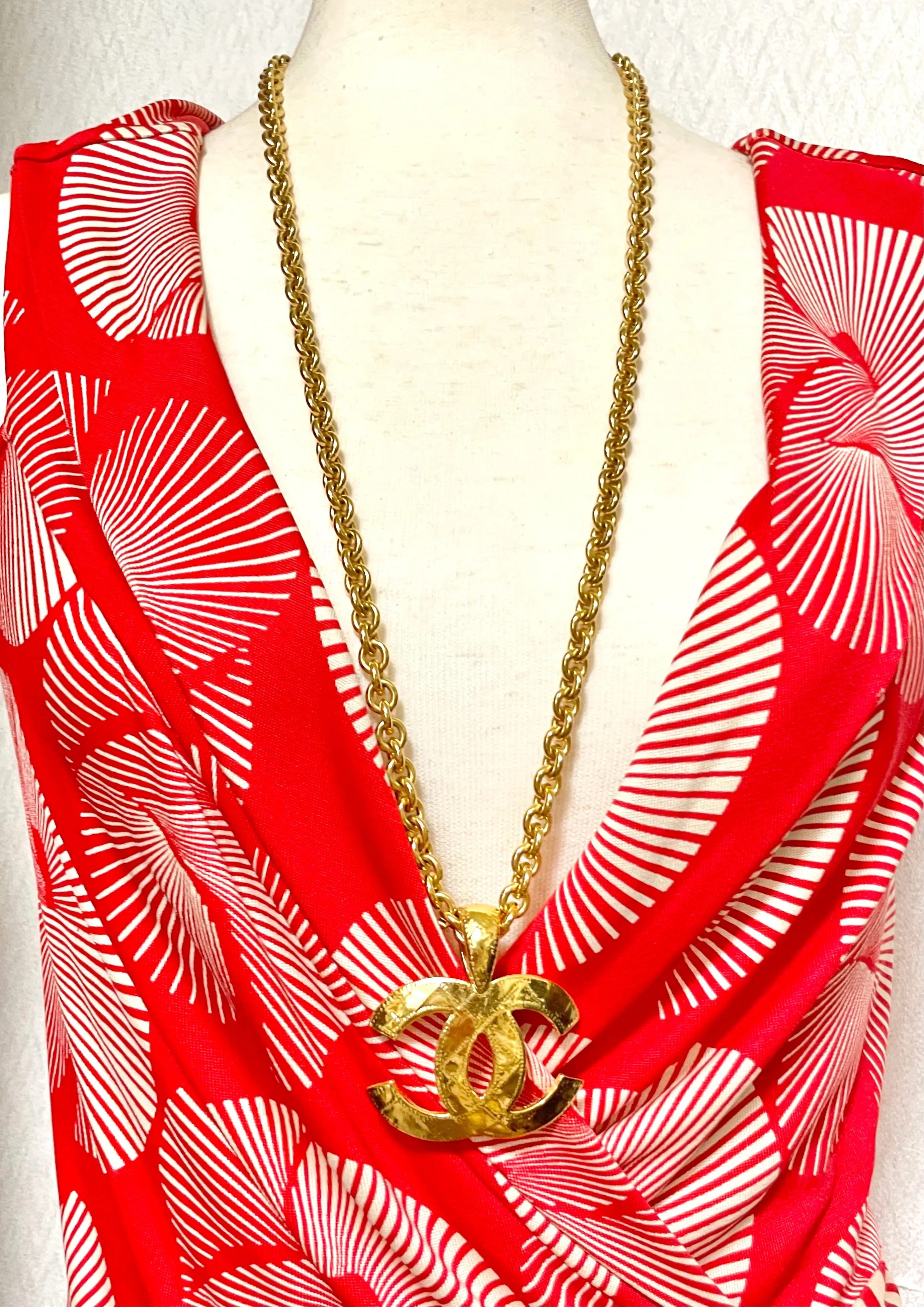 MINT. Vintage CHANEL necklace with a large CC mark pendant top. Gorgeous masterpiece jewelry. 050211rk1