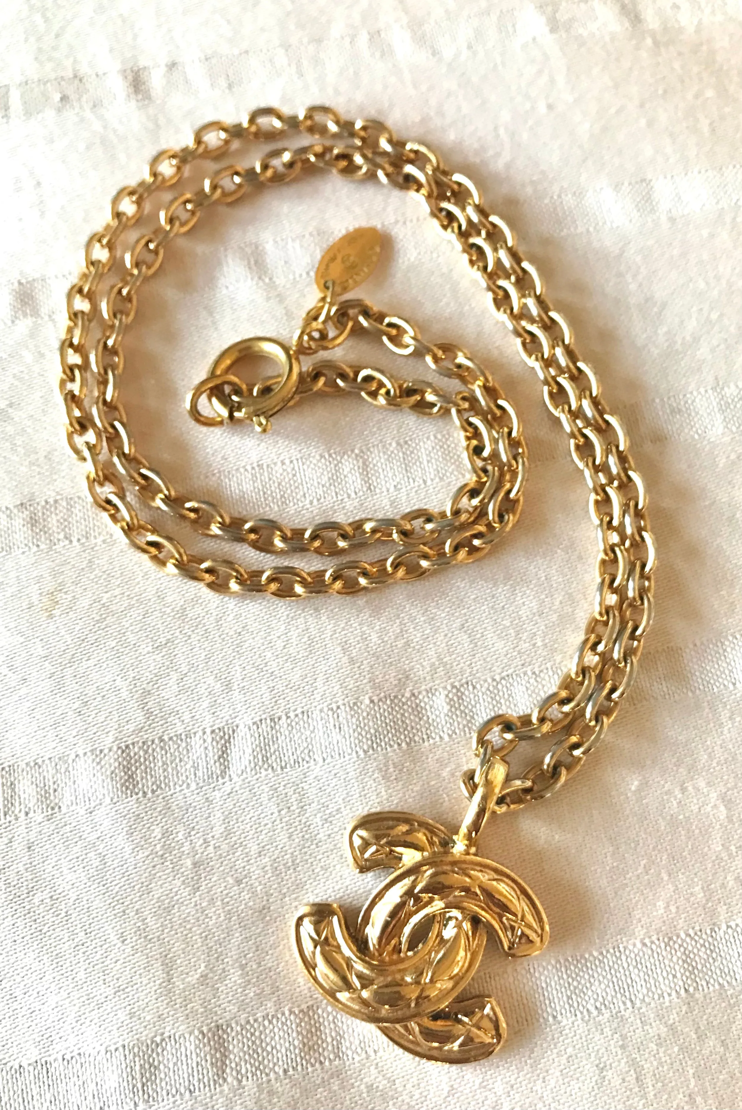 Vintage CHANEL classic chain necklace with mini matelasse CC mark pendant top. Gorgeous masterpiece jewelry. 040220ya2