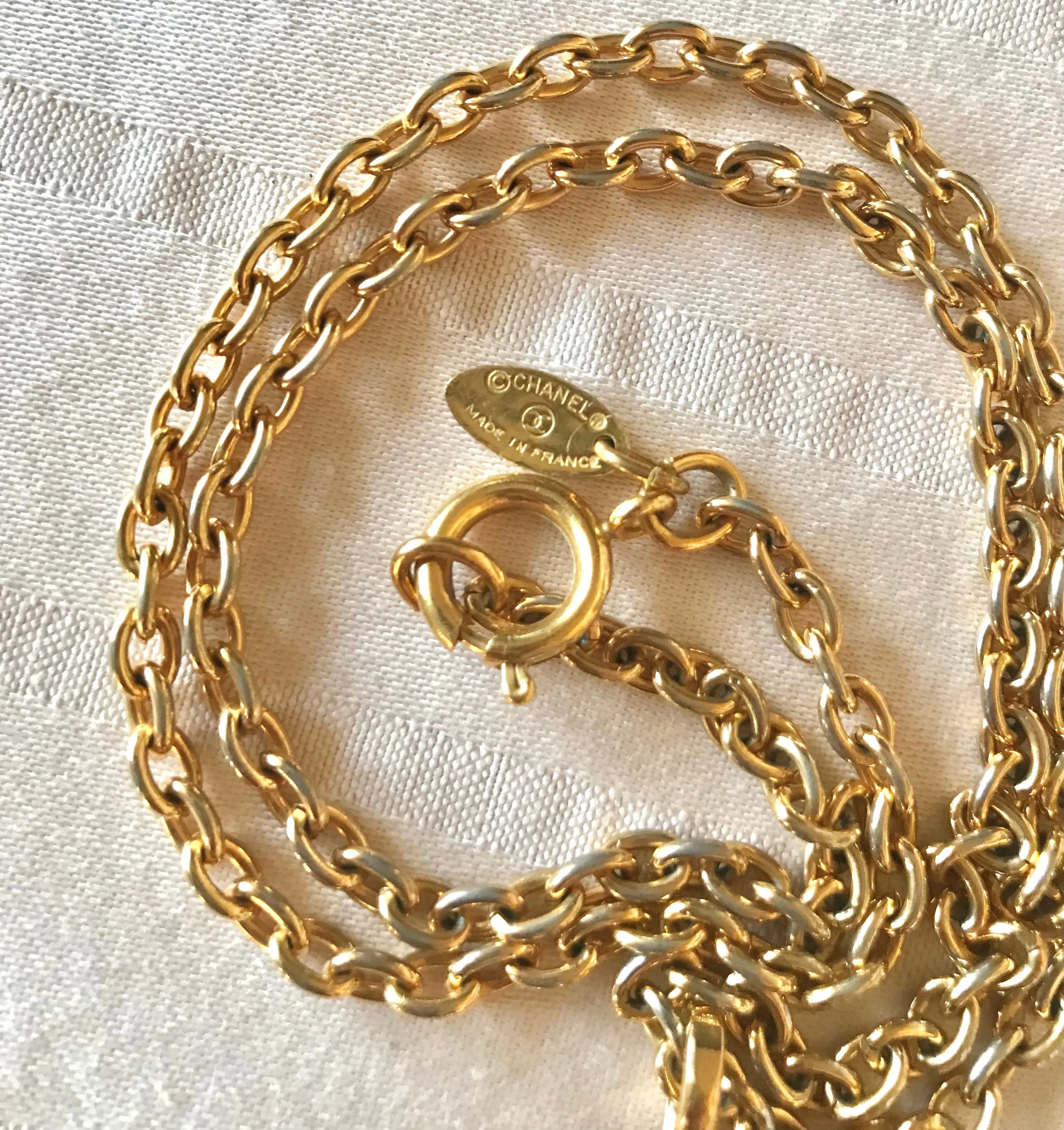 Vintage CHANEL classic chain necklace with mini matelasse CC mark pendant top. Gorgeous masterpiece jewelry. 040220ya2