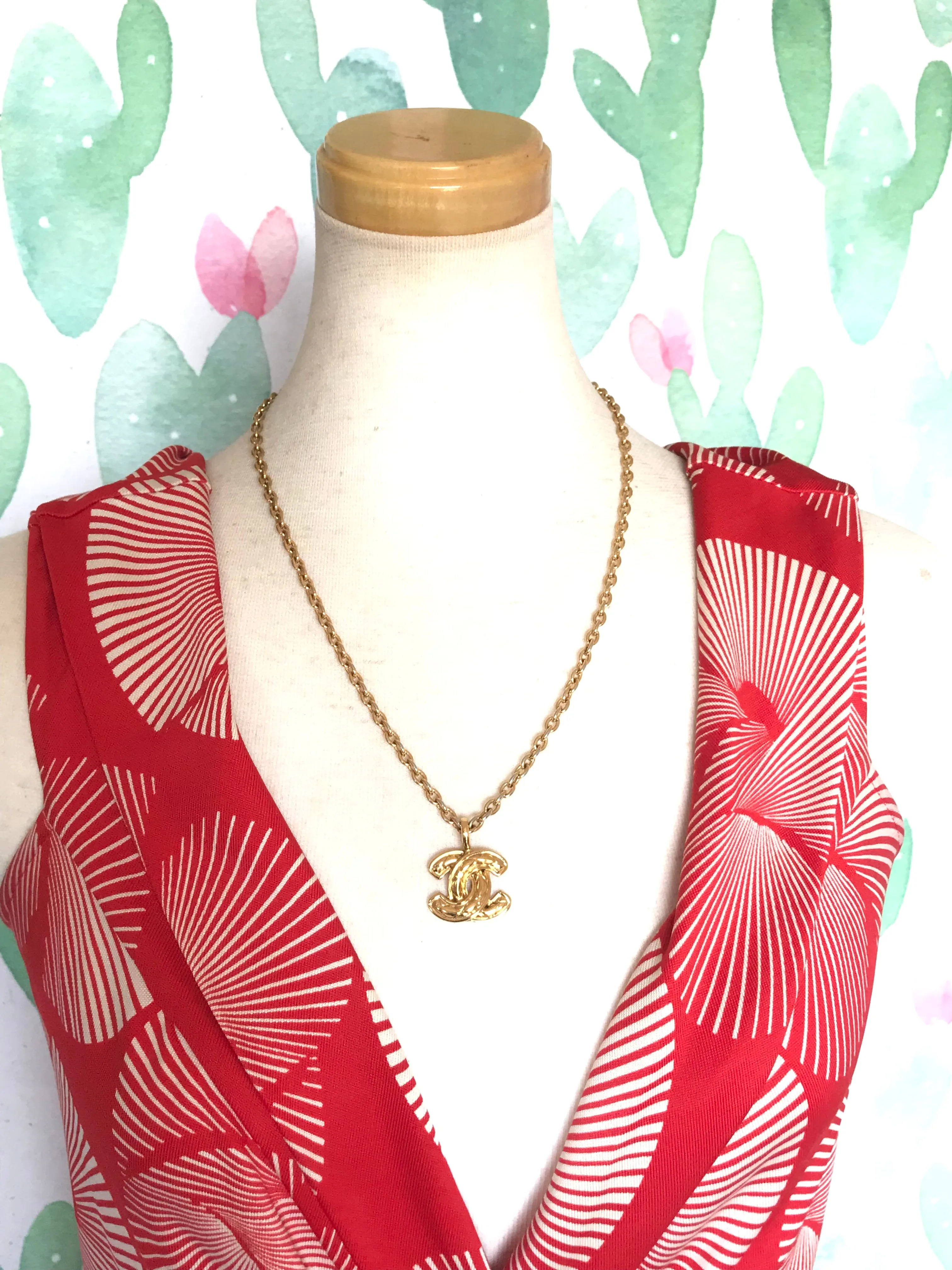 Vintage CHANEL classic chain necklace with mini matelasse CC mark pendant top. Gorgeous masterpiece jewelry. 040220ya2