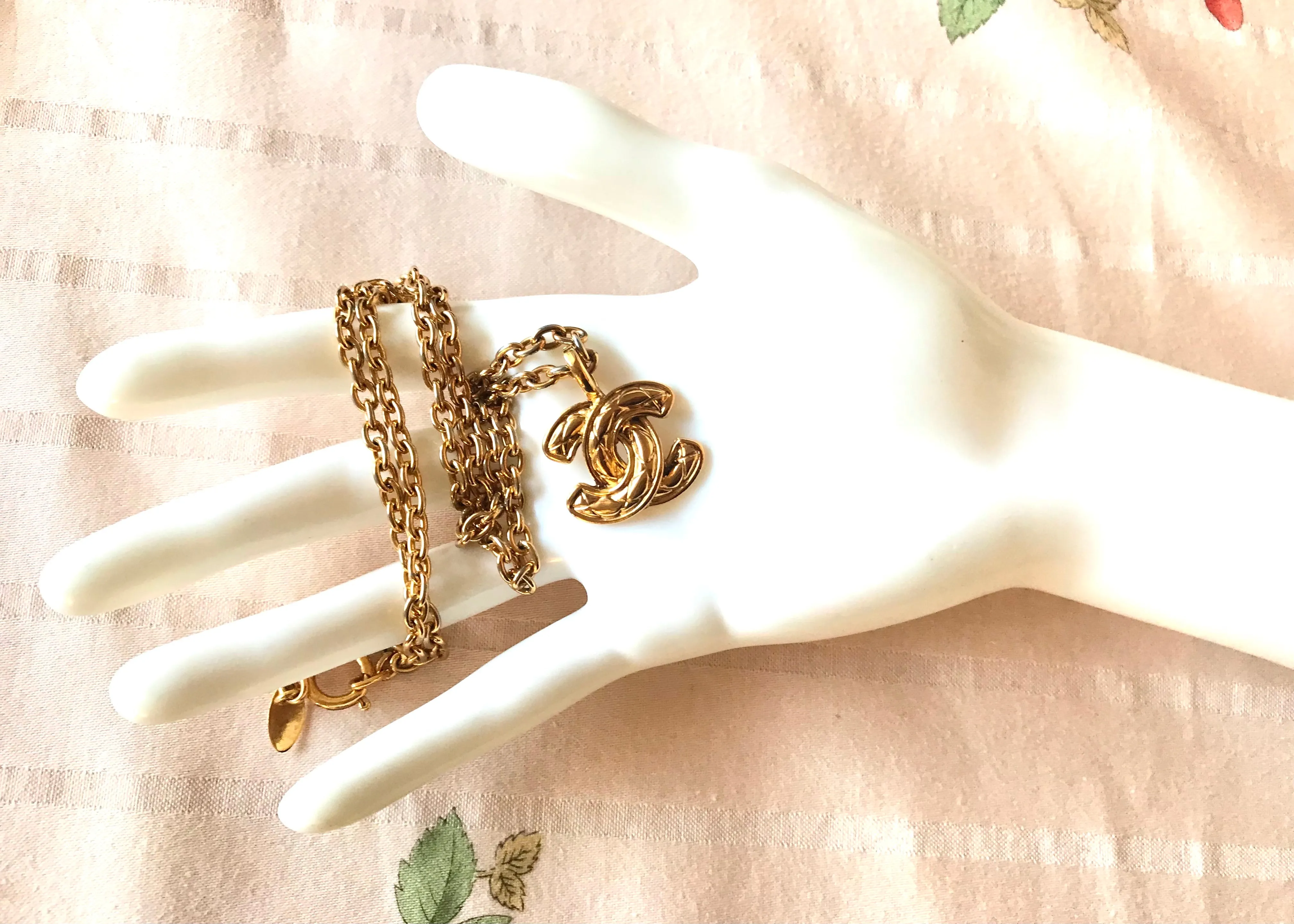Vintage CHANEL classic chain necklace with mini matelasse CC mark pendant top. Gorgeous masterpiece jewelry. 040220ya2
