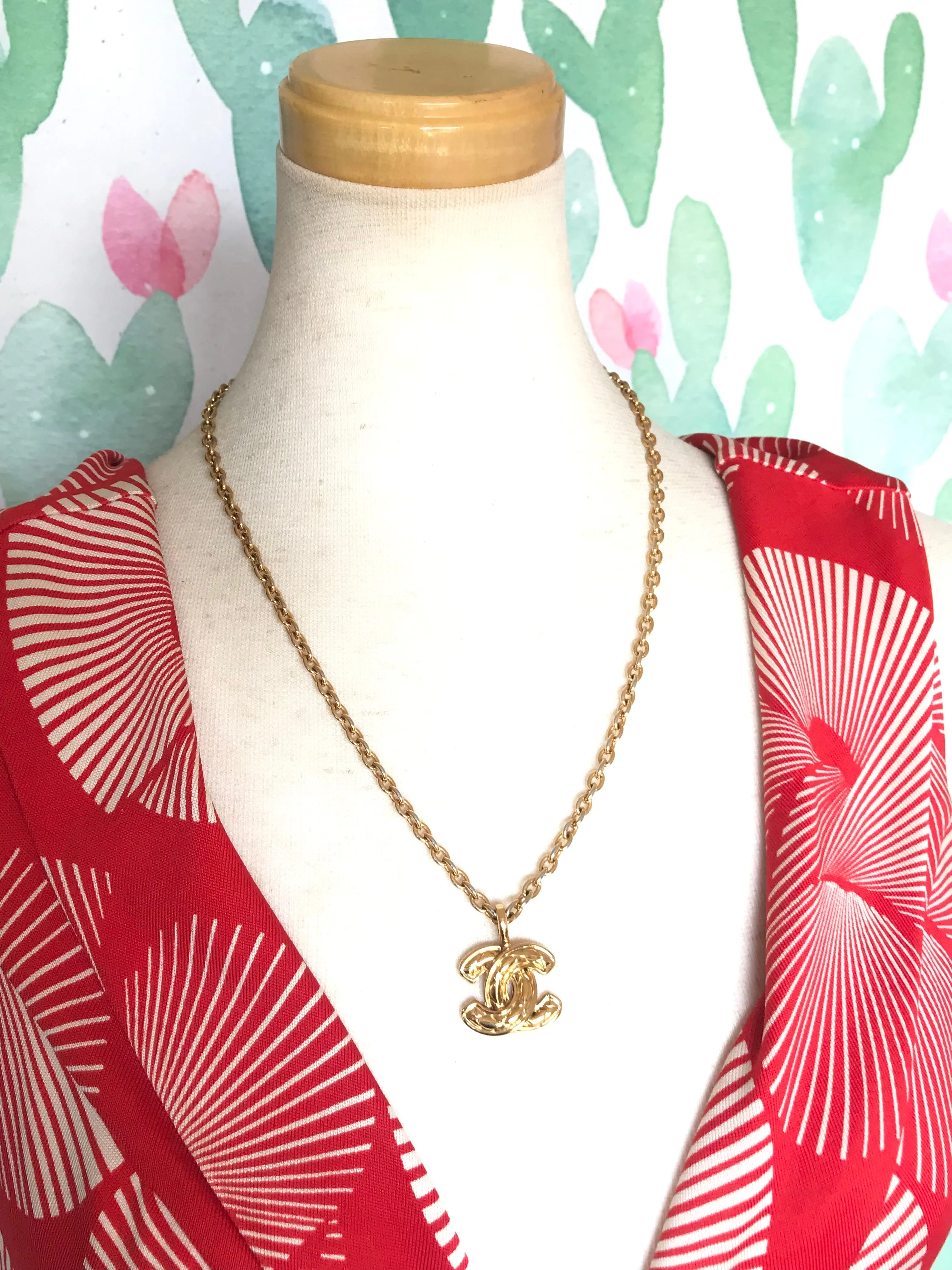 Vintage CHANEL classic chain necklace with mini matelasse CC mark pendant top. Gorgeous masterpiece jewelry. 040220ya2