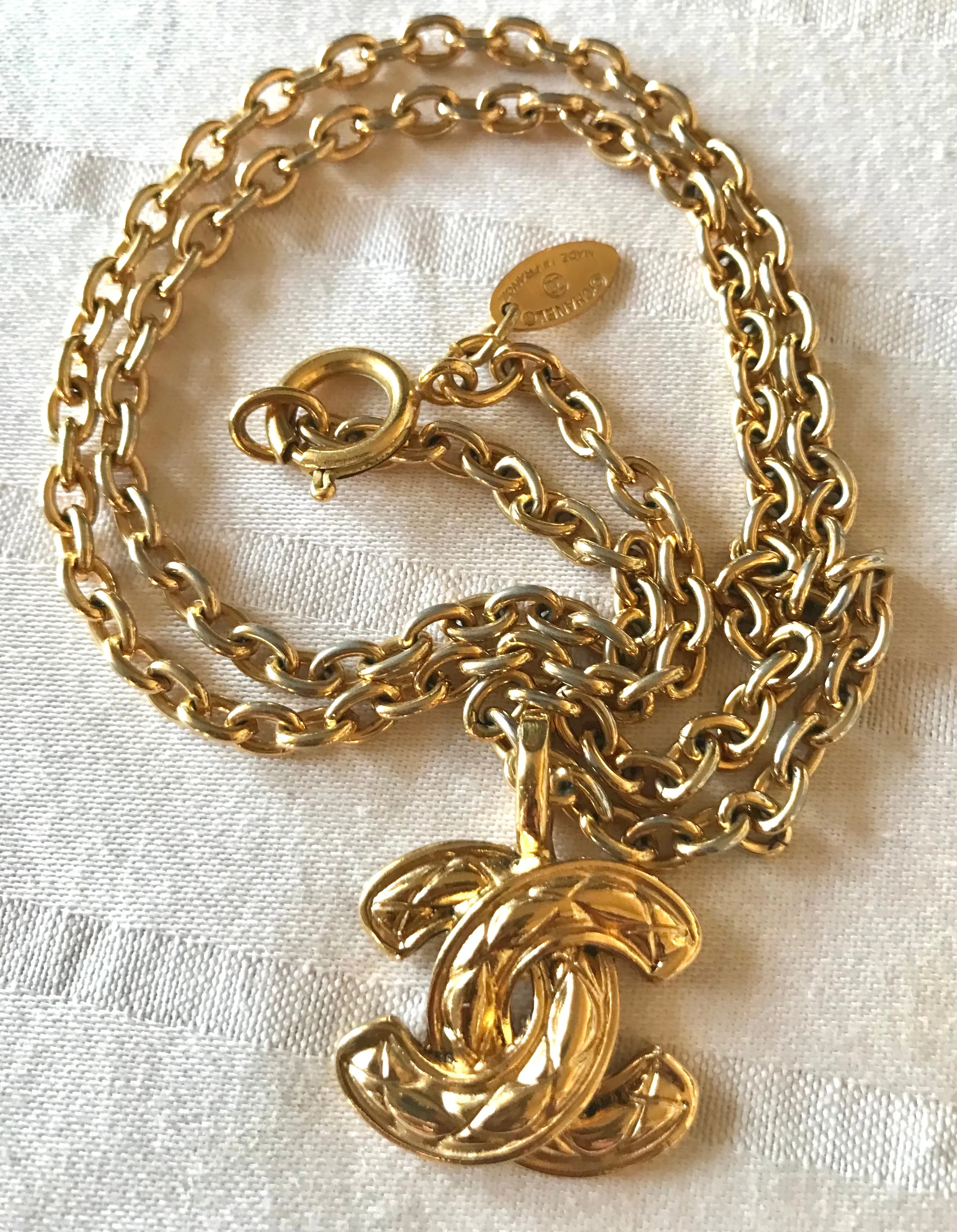 Vintage CHANEL classic chain necklace with mini matelasse CC mark pendant top. Gorgeous masterpiece jewelry. 040220ya2