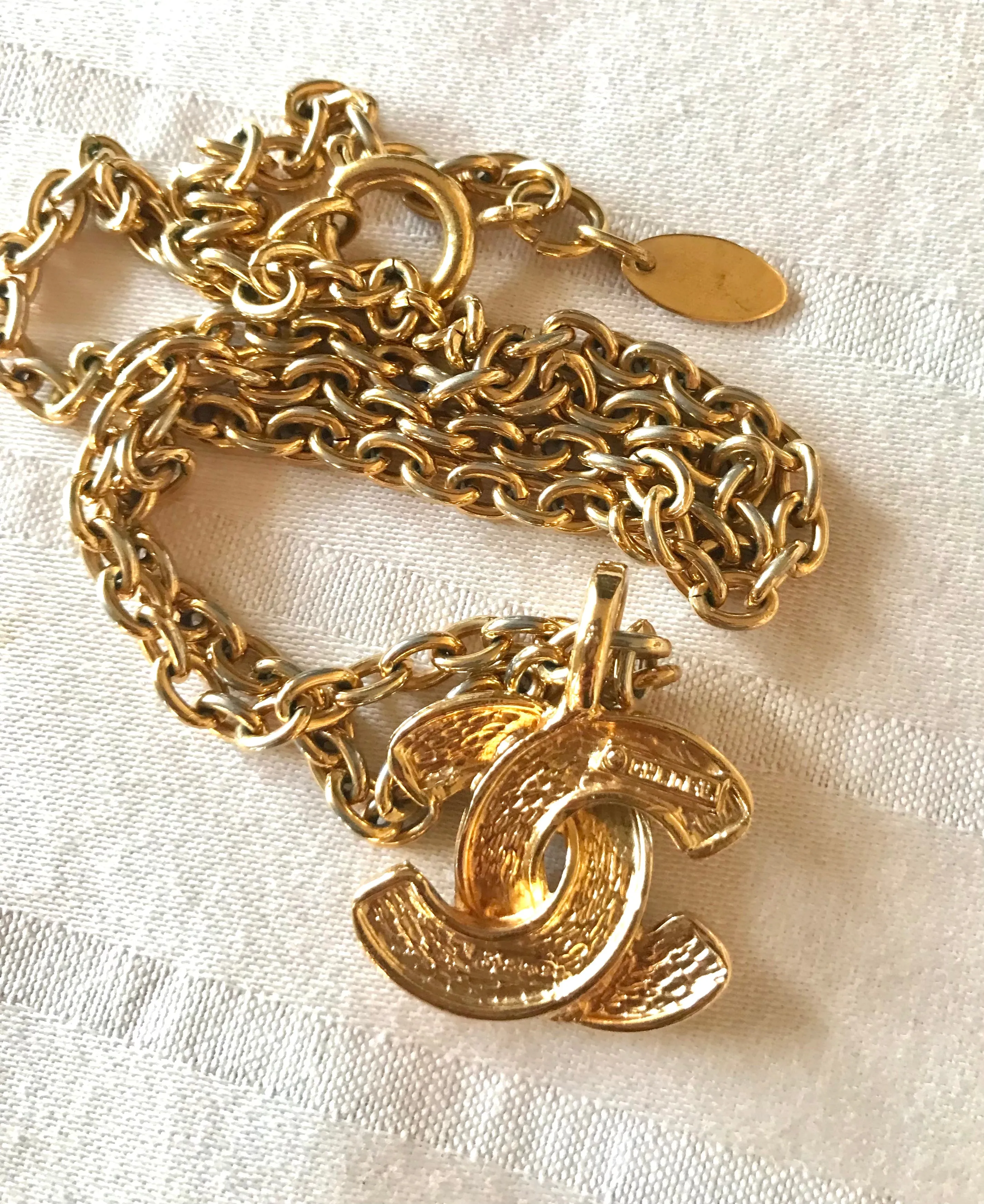 Vintage CHANEL classic chain necklace with mini matelasse CC mark pendant top. Gorgeous masterpiece jewelry. 040220ya2