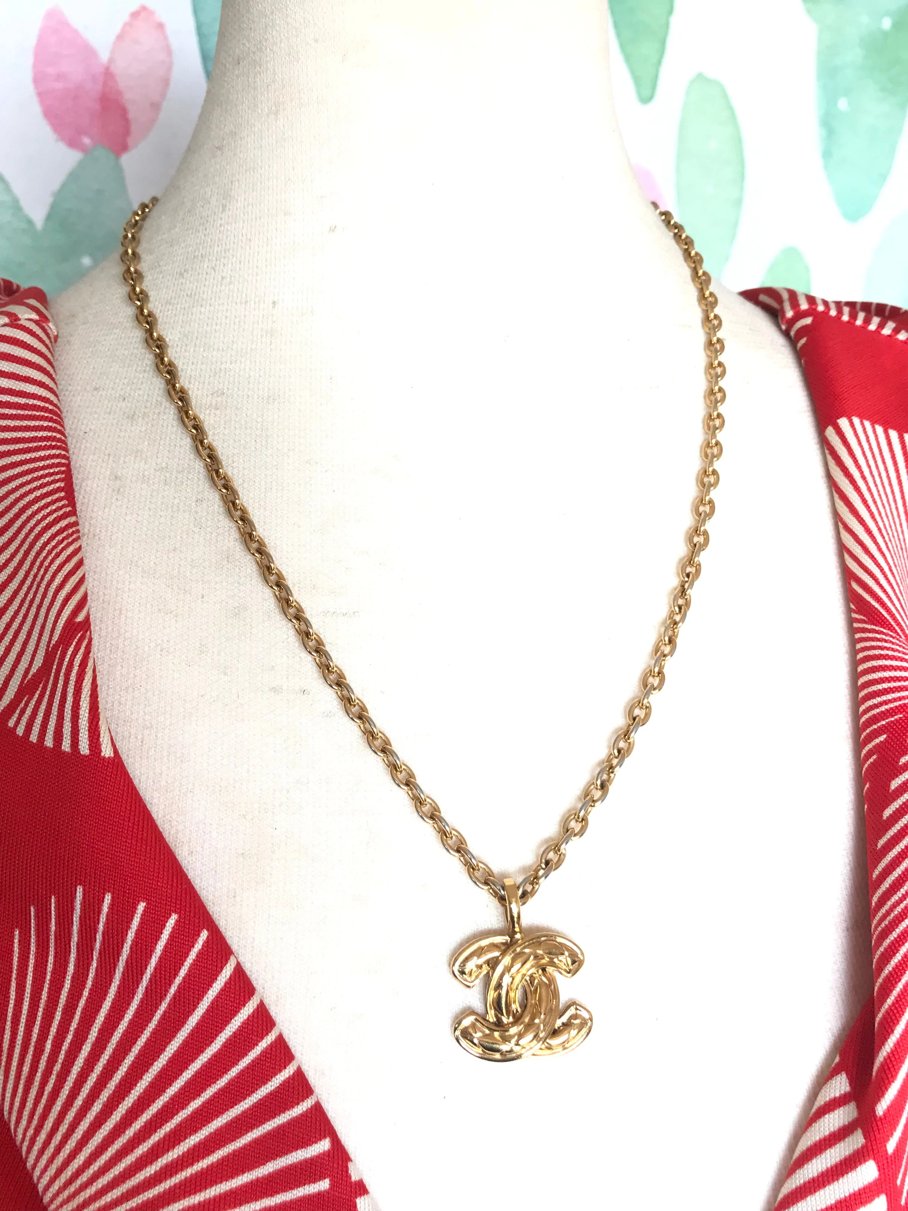 Vintage CHANEL classic chain necklace with mini matelasse CC mark pendant top. Gorgeous masterpiece jewelry. 040220ya2