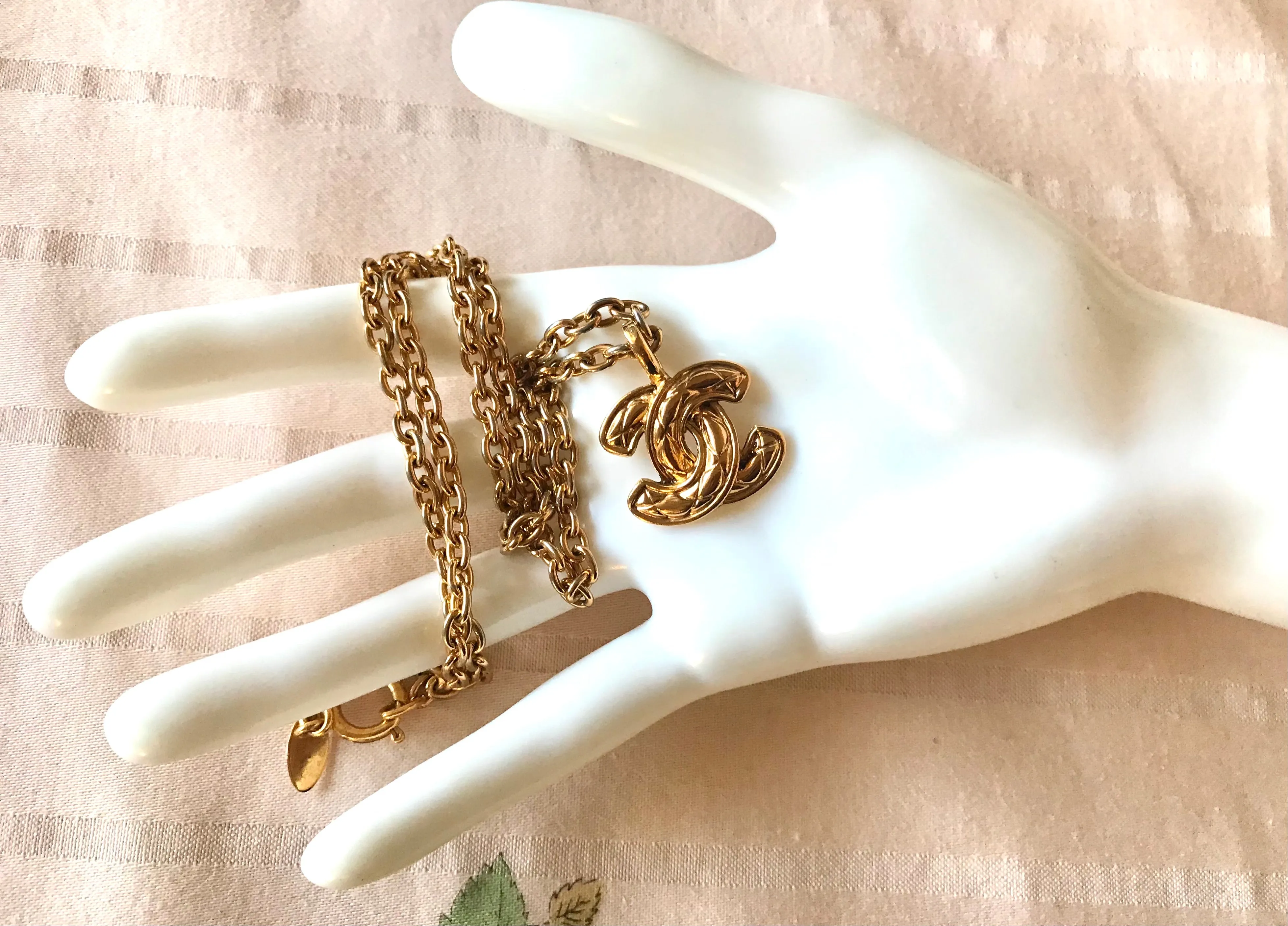 Vintage CHANEL classic chain necklace with mini matelasse CC mark pendant top. Gorgeous masterpiece jewelry. 040220ya2