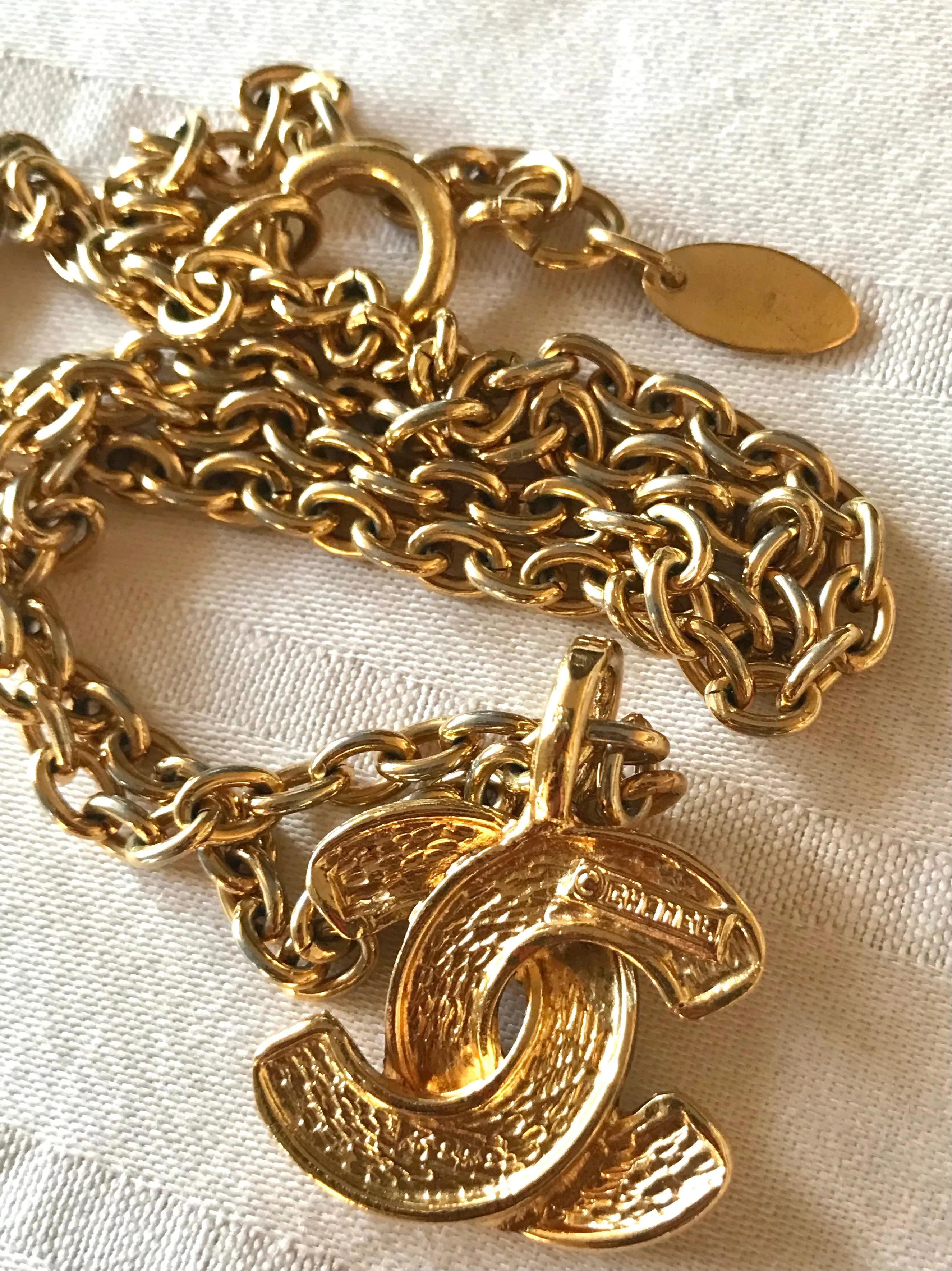 Vintage CHANEL classic chain necklace with mini matelasse CC mark pendant top. Gorgeous masterpiece jewelry. 040220ya2