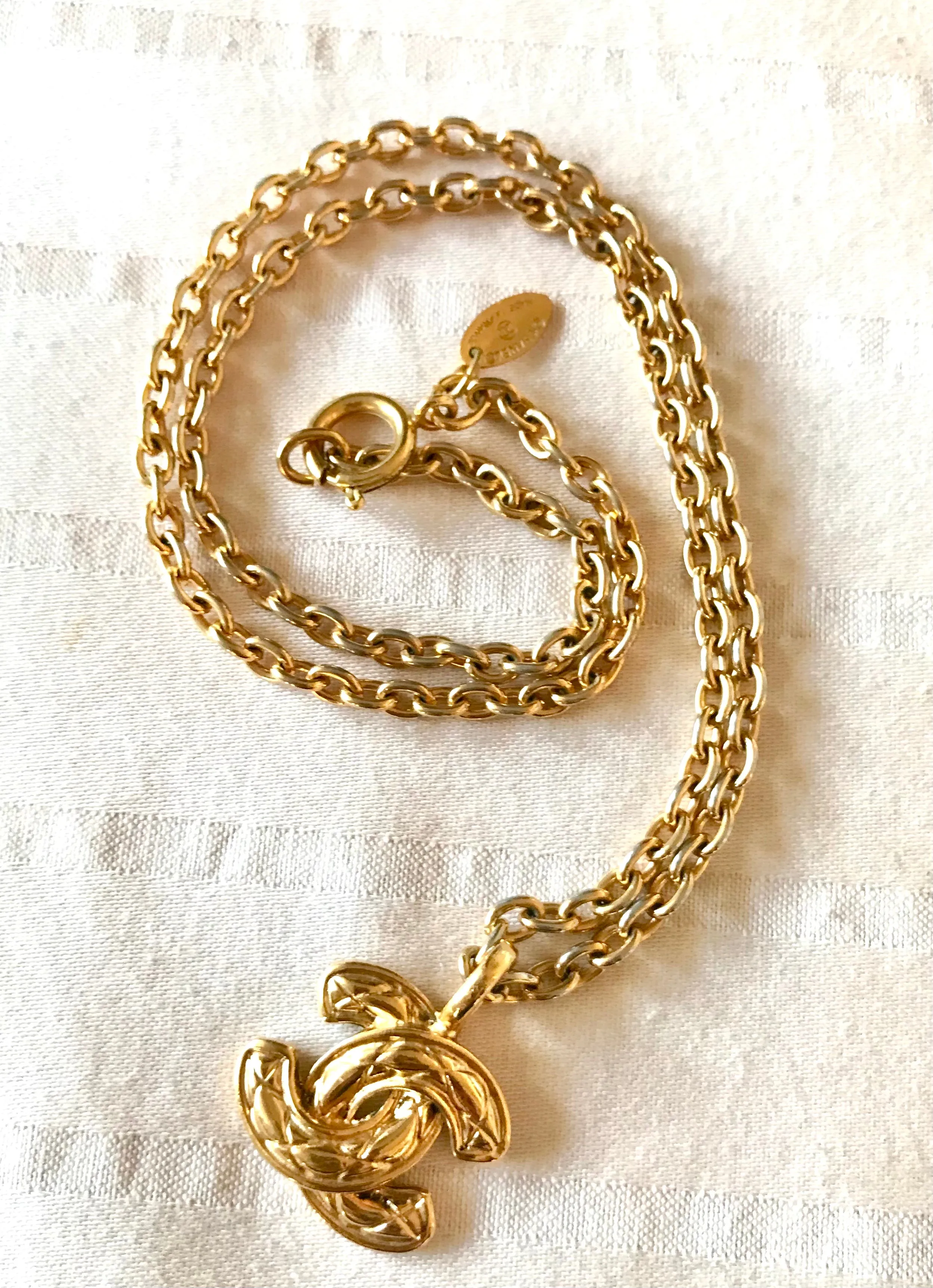 Vintage CHANEL classic chain necklace with mini matelasse CC mark pendant top. Gorgeous masterpiece jewelry. 040220ya2