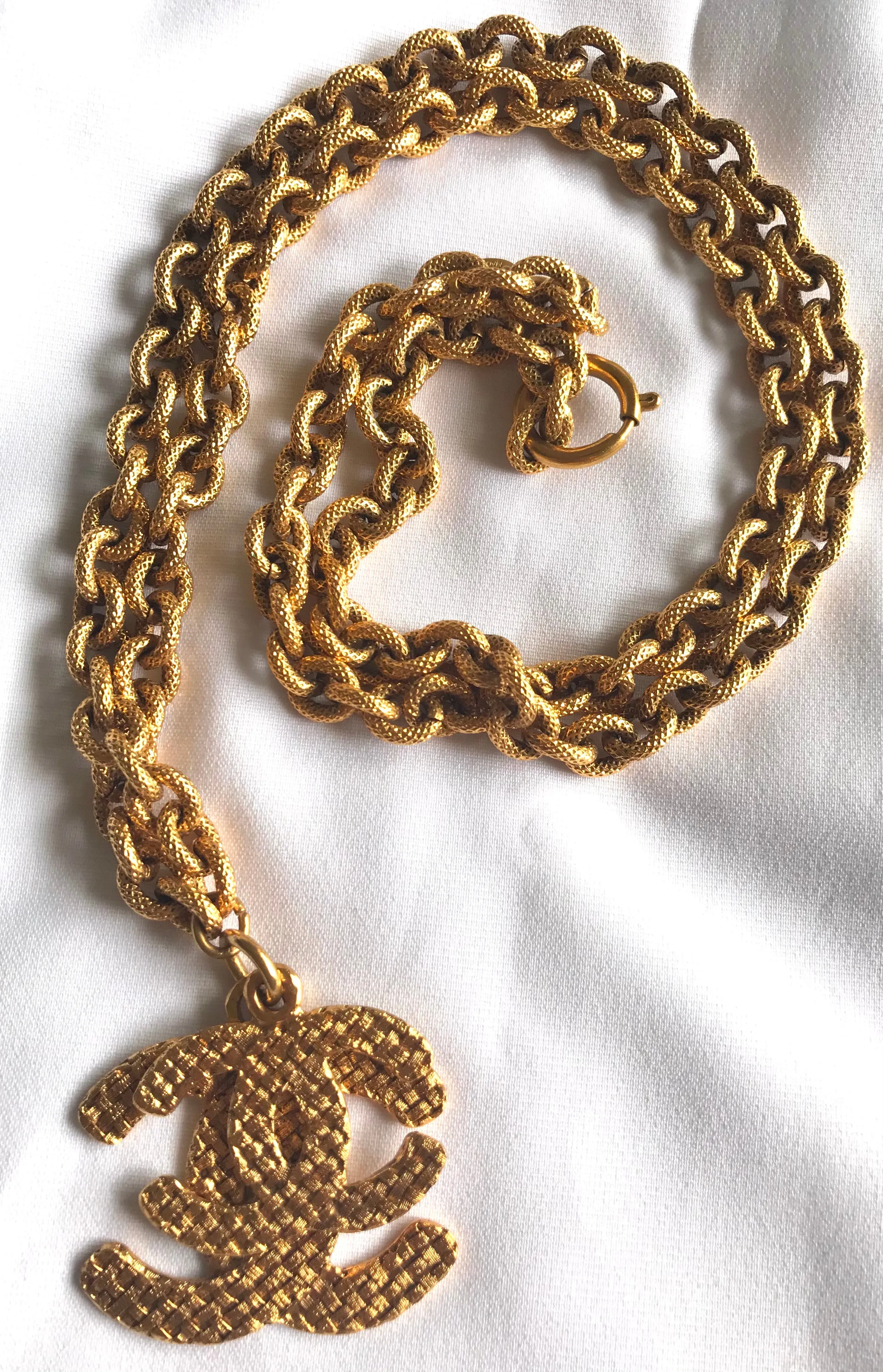 Vintage CHANEL long chain necklace with large and small CC mark pendant top. Gorgeous masterpiece jewelry. 060806k1y