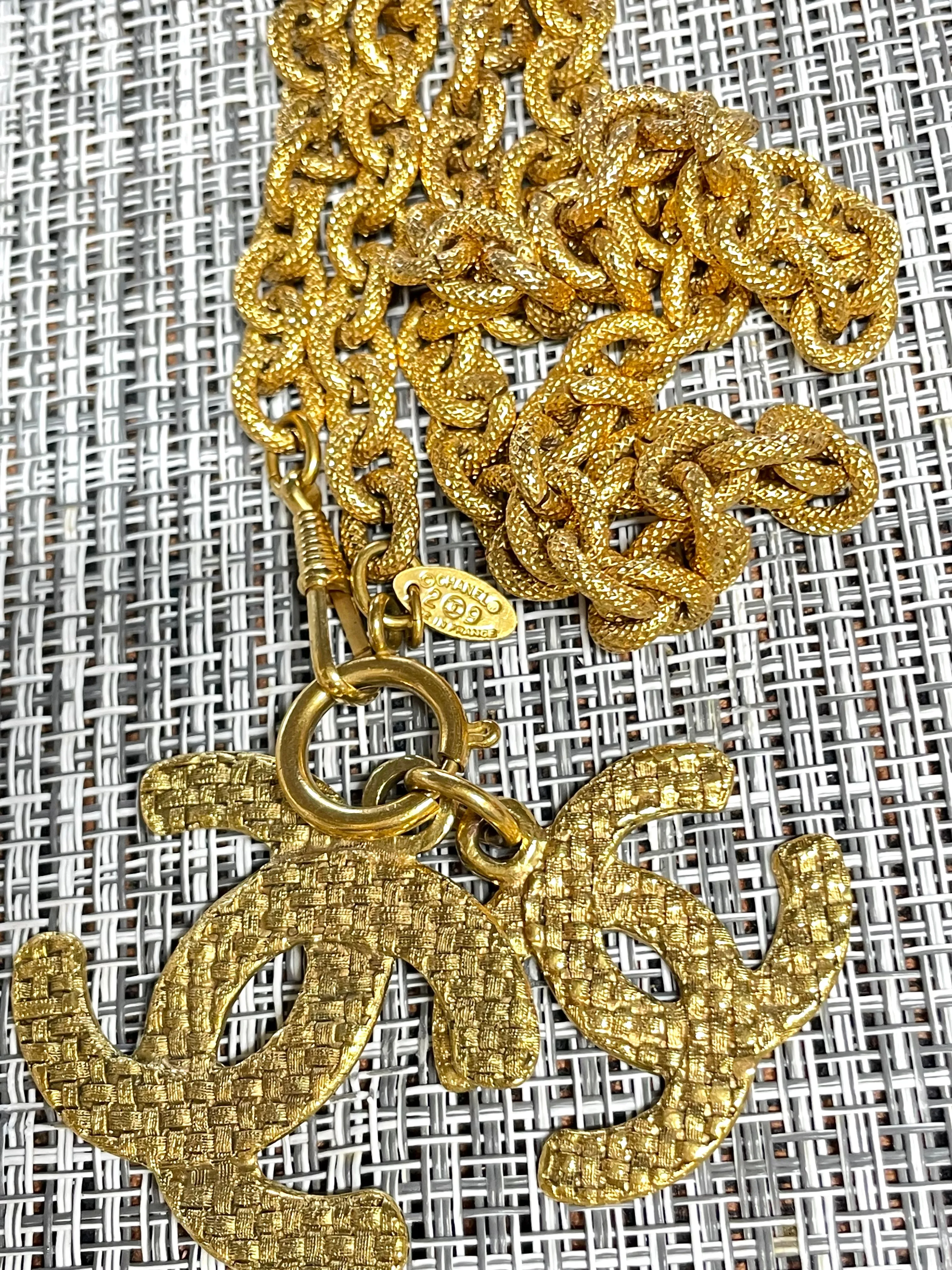 Vintage CHANEL long chain necklace with large and small CC mark pendant top. Gorgeous masterpiece jewelry. 060806k1y