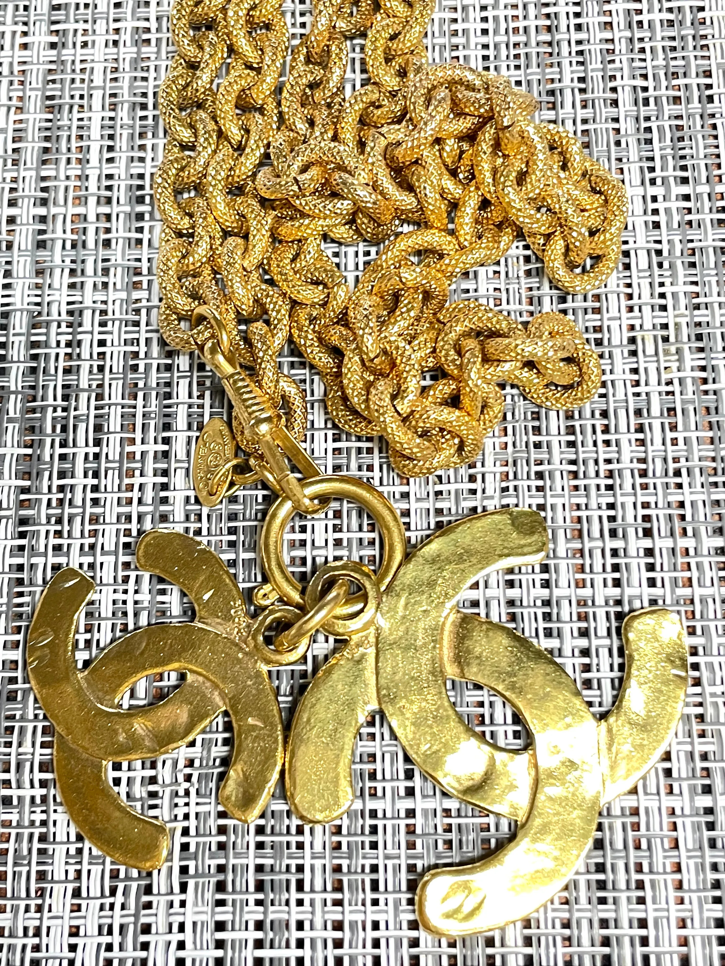 Vintage CHANEL long chain necklace with large and small CC mark pendant top. Gorgeous masterpiece jewelry. 060806k1y