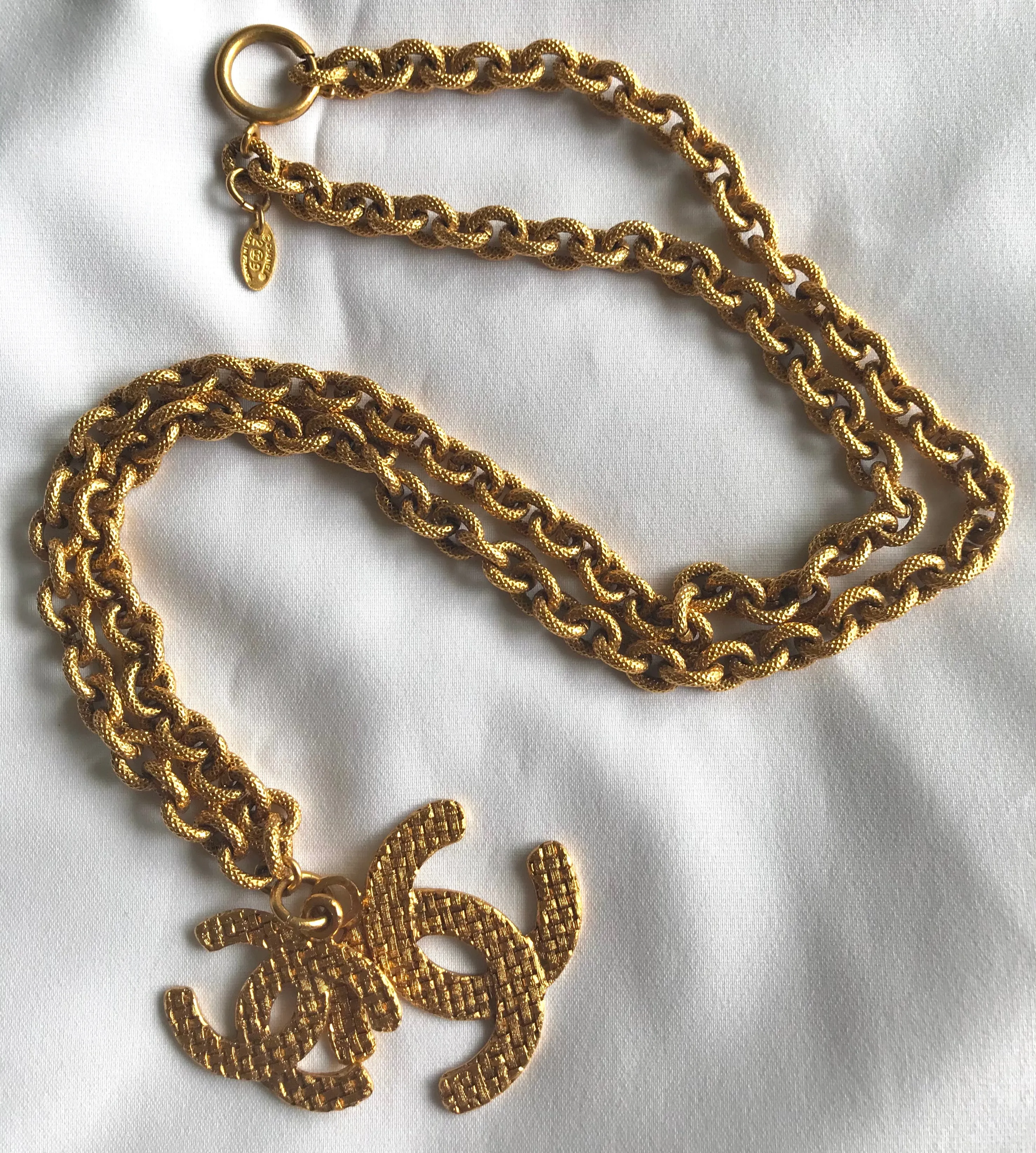 Vintage CHANEL long chain necklace with large and small CC mark pendant top. Gorgeous masterpiece jewelry. 060806k1y