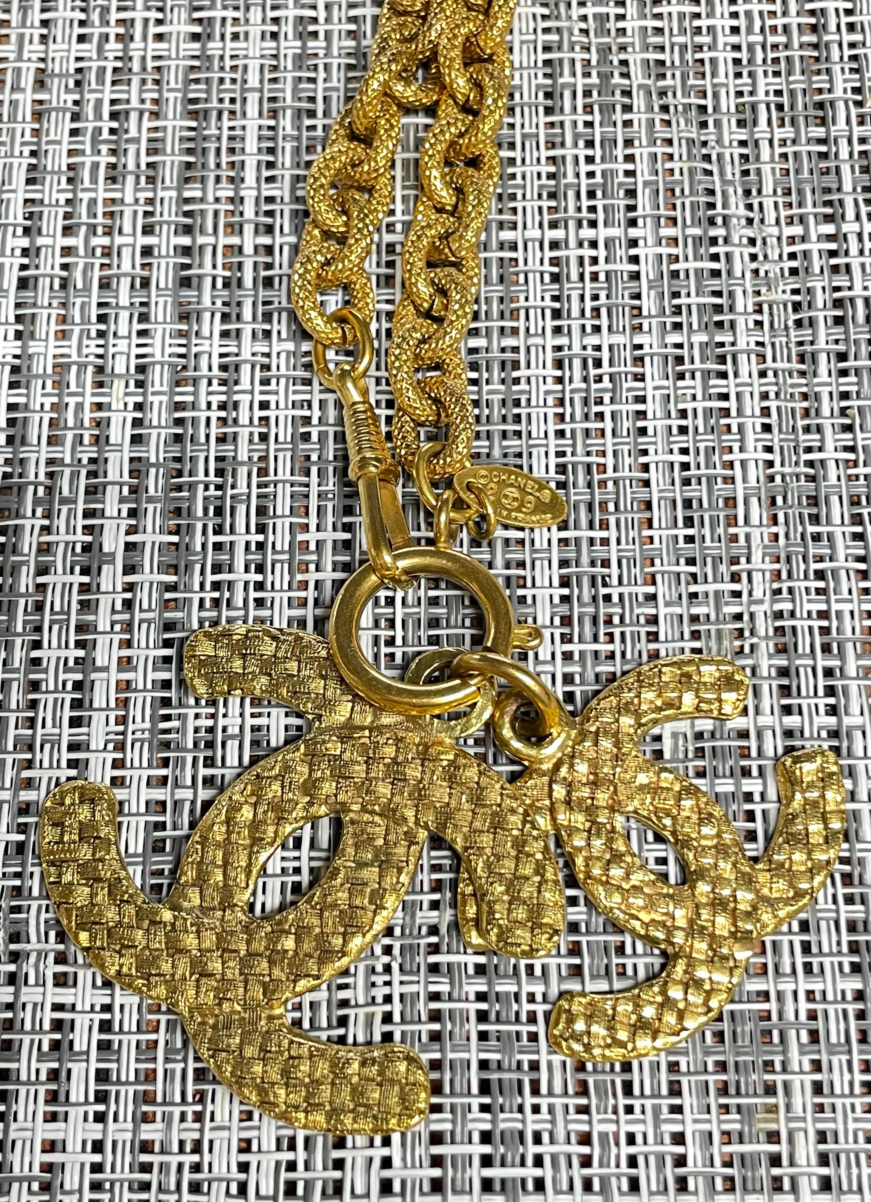 Vintage CHANEL long chain necklace with large and small CC mark pendant top. Gorgeous masterpiece jewelry. 060806k1y