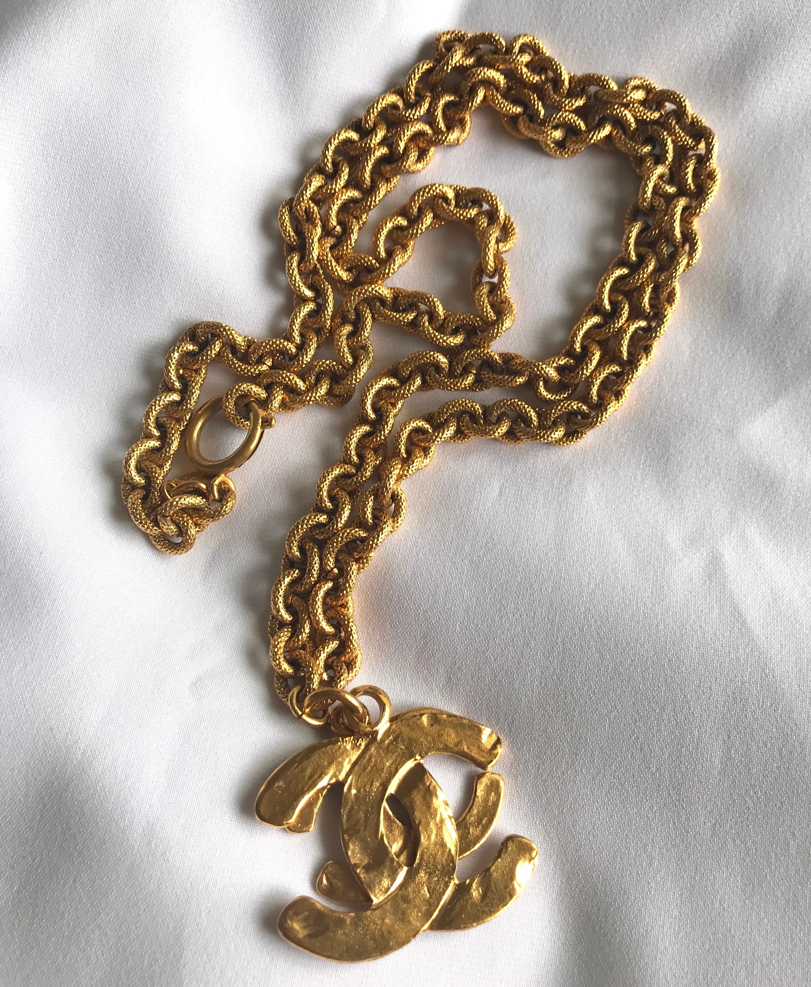 Vintage CHANEL long chain necklace with large and small CC mark pendant top. Gorgeous masterpiece jewelry. 060806k1y