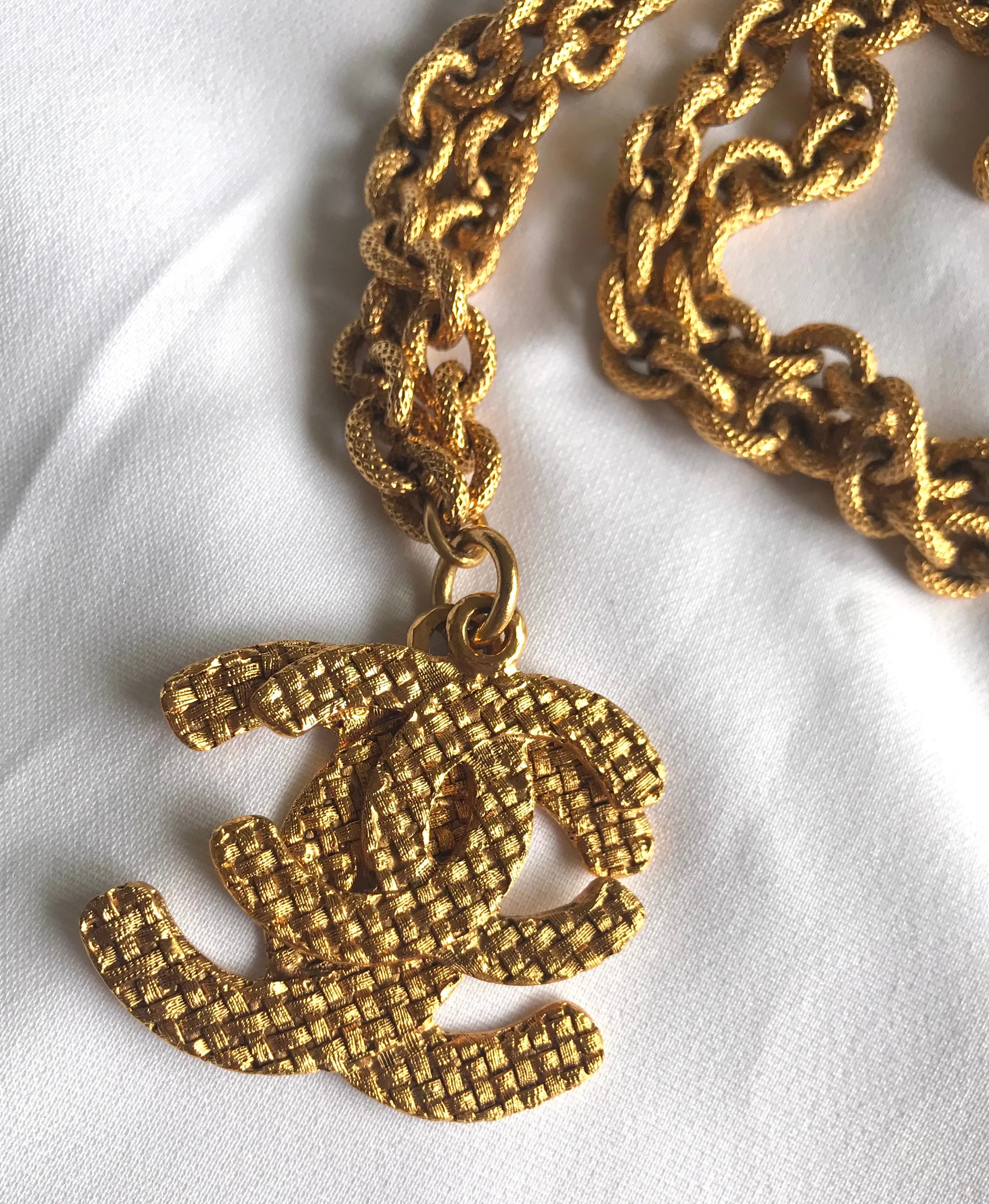 Vintage CHANEL long chain necklace with large and small CC mark pendant top. Gorgeous masterpiece jewelry. 060806k1y