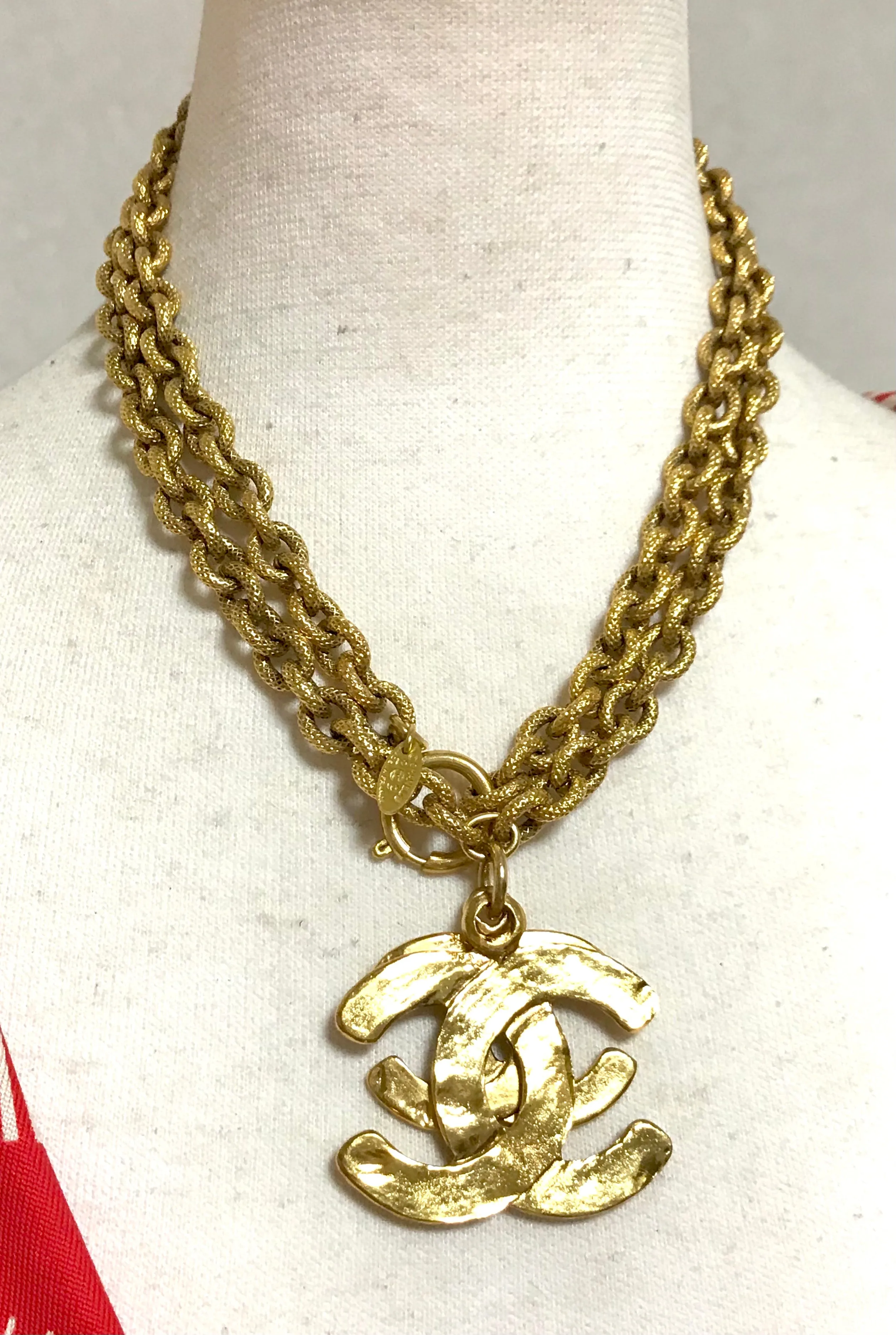 Vintage CHANEL long chain necklace with large and small CC mark pendant top. Gorgeous masterpiece jewelry. 060806k1y
