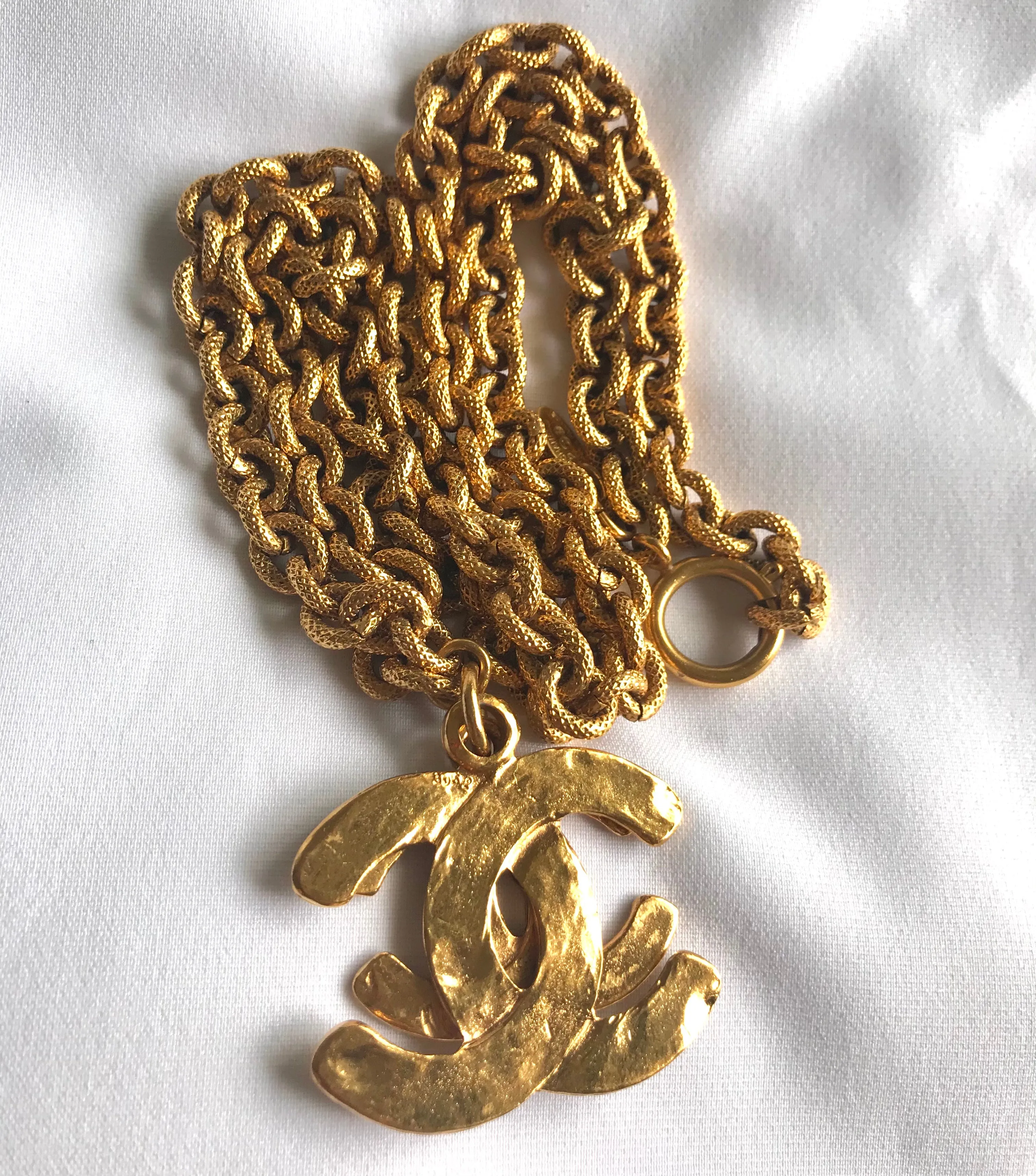 Vintage CHANEL long chain necklace with large and small CC mark pendant top. Gorgeous masterpiece jewelry. 060806k1y