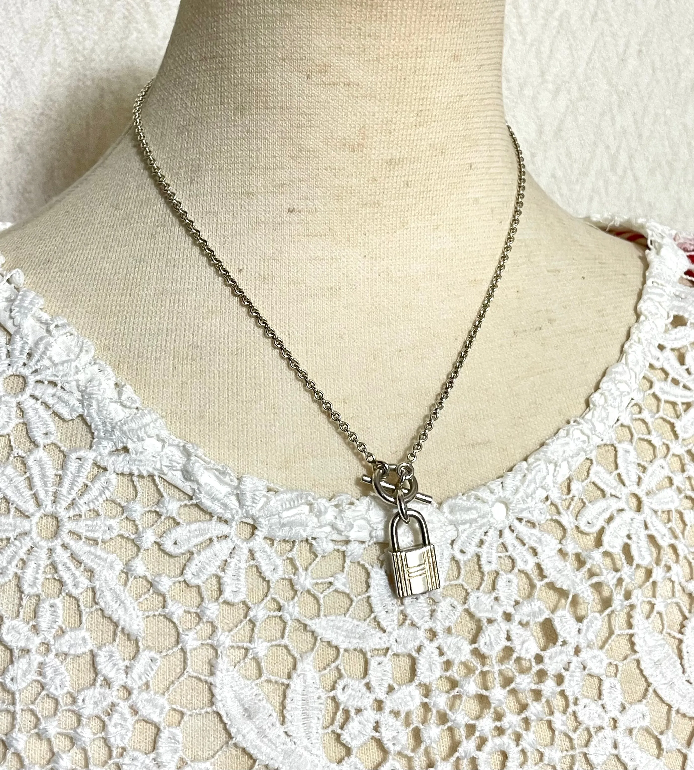 Vintage HERMES silver chain necklace with padlock key charm. Classic 925 silver jewelry piece from Hermes. 050601ya1